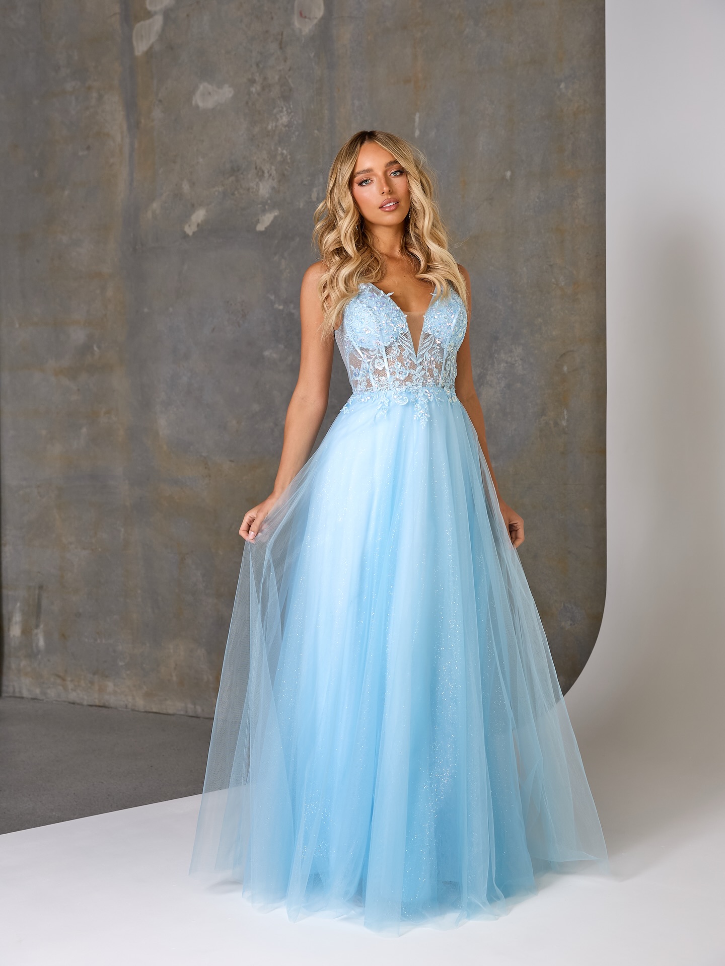 Feeling like a real-life princess in this dreamy blue ball gown 💙✨ Soft tulle, delicate sparkle, and just the right amount of magic for your special moment💎
If you’d like to try it on, book an appointment with us- https://zoobridalandhiretherunway.setmore.com
We can’t wait to help you find the one 💫