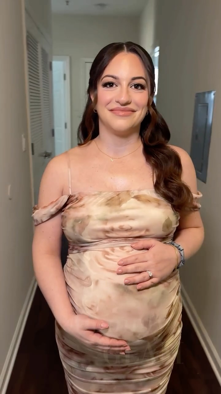 Check out this stunning Mommy GLAM 💋
Need hair and makeup for your baby shower or Gender reveal?
Beauty and the Blush has you covered😉
✂️💋Jocelyn
#bridalshower #babyshowerglam #glamwaves #momotobe #njhairstylist