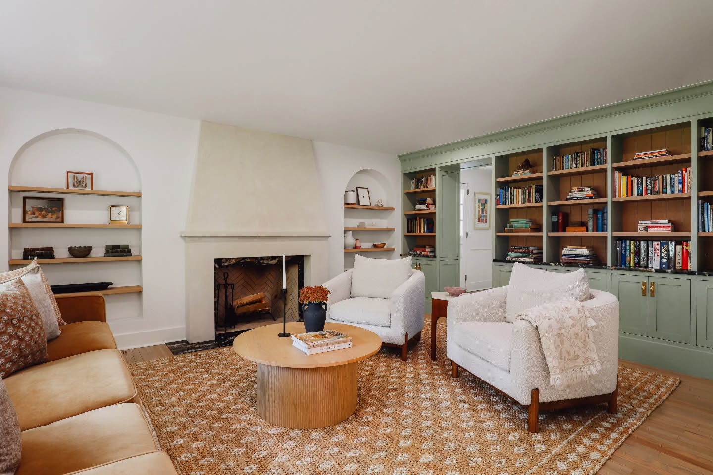 Imagination + a talented team. The winning combination to transform a blank canvas into something truly stunning.
š·@dannycooney
#interiordesigninspiration #librarydesign #homeinspo #DesignBuild #millwork