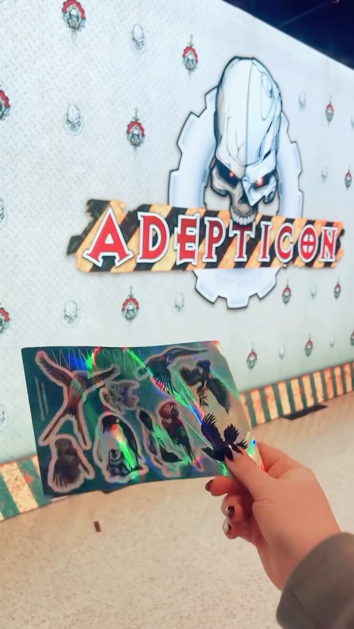 I painted birds with gouache and printed them as holographic stickers to give them out at Adepticon yesterday 🕊️🎨✨
@adepticon @jameystegmaier @natalia_rojas_art