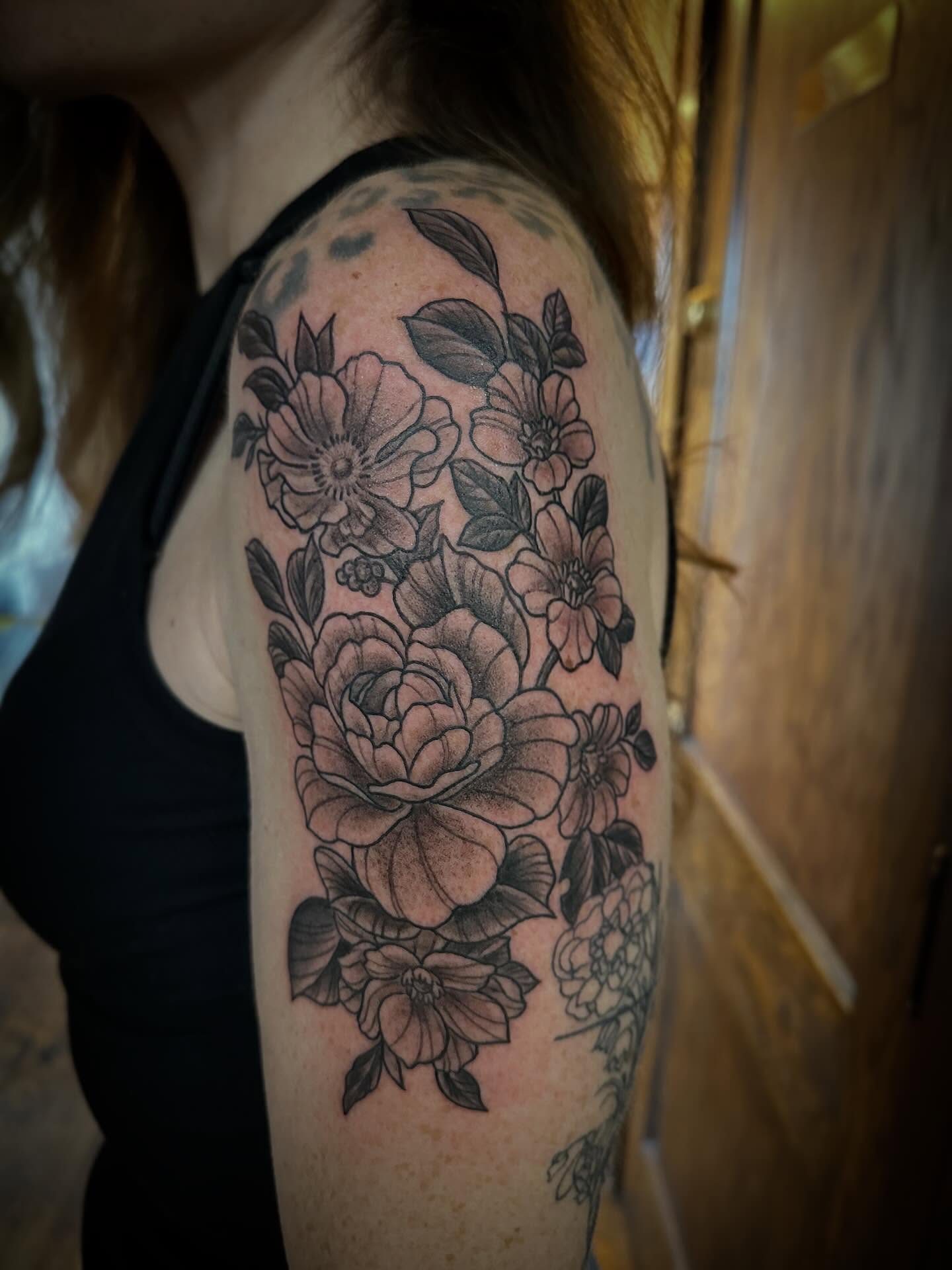 Beautiful floral pieces by our resident trad dad Drew Beavers. Stop in and book your next set of flowers soon!
#tattoosbydrewbeavers #tatsbydrew #cantontattoos #ohiotattooers #theinkeeperstattooparlor
@drewbeavers @theinkeeperstattooparlor
Artist: Drew Beavers @drewbeavers