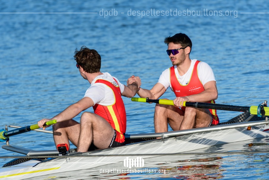 Cazaubon 2026 🚣
Deux équipages rouennais étaient qualifiés pour les Championnats de France bateaux courts 2026.
Socrate et Vahé (SH2-) prennent la 5ᵉ place de la finale D, soit une 22ᵉ place au classement général.
De leur côté, Manon et Romane (J18F2-) ont animé le week-end : tout près d’accrocher la finale A, elles décrochent finalement une belle 2ᵉ place en finale B (8e place au général). Un résultat très encourageant pour cette embarcation !
Rendez-vous ce week-end à Versailles 👑
