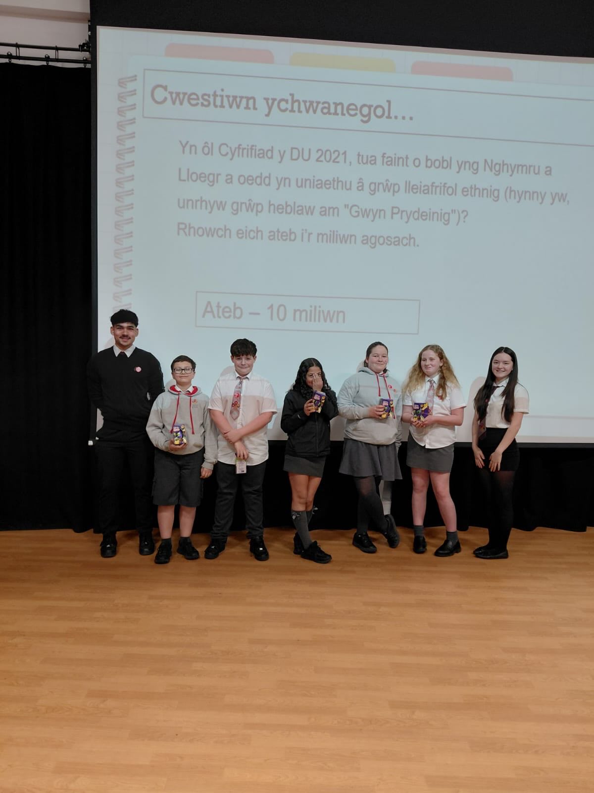 Fe wnaeth y grwp gwrth hiliaeth gynnal cwis i rhai dysgwyr bl.7 ar 26.03.26 - dyma nhw yn mwynhau a dyma’r ennillwyr.
Our anti-racist group held a quiz for Year 7 learners on 26.03.26. Here they are taking part and here are the winners!