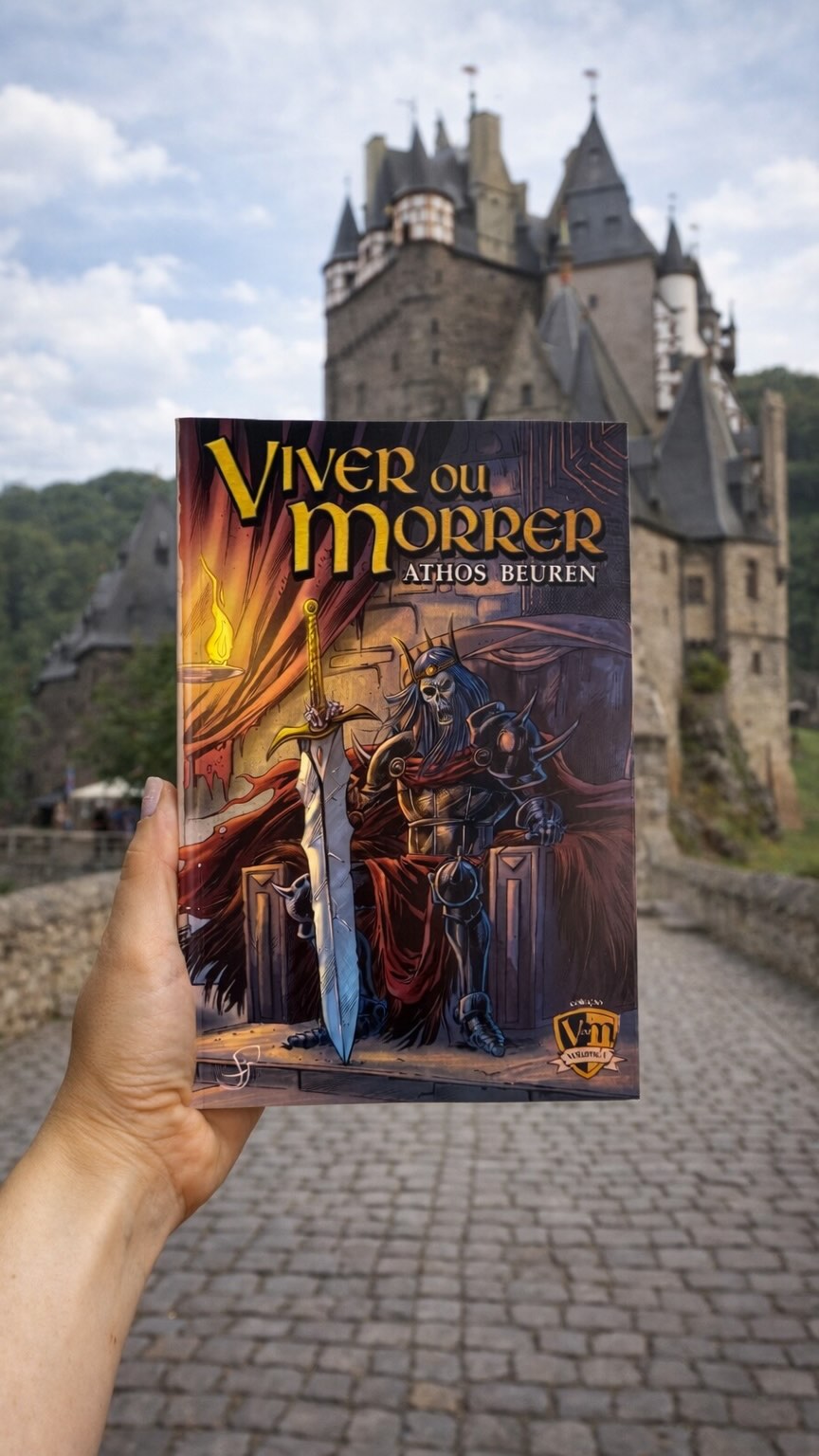 Se você gosta de RPG e está difícil reunir a galera para uma campanha, que tal um livro-jogo?
Com eles você pode viver aventuras em qualquer lugar!
No link da bio você encontra todos esses títulos, para heróis de todas as idades!