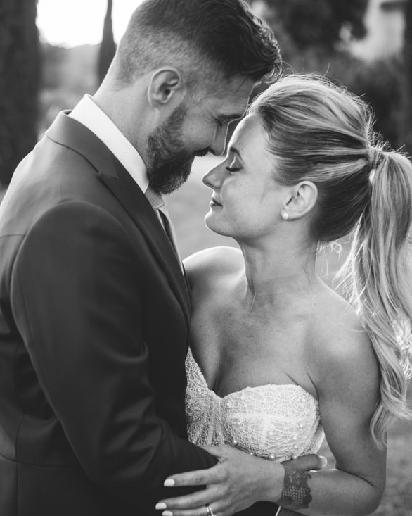 Quand Mathilde est venue à l’atelier, une chose était sûre : elle voulait se sentir pleinement elle-même le jour J. Au fil des essayages, deux évidences se sont dessinées… La robe YAYOI pour son mariage, et la combinaison UMA pour prolonger la fête ✨
Deux tenues, deux moments, mais une seule intention : se sentir libre, confiante et à sa place, je te laisse découvrir son retour en slide 2.
✨ Merci Mathilde de m'avoir choisi pour ces tenues audacieuses du grand jour !
Et merci à cette belle équipe pour ses fabuleuses images : @_dallk_ @lesdomainesdepatras @make_up_weddingprovence @the_rockteam_studio
✨ Tu rêves d’une robe modulable, pensée pour t'accompagner du début à la fin de ton mariage ?
👉 Réserve ton essayage directement via le lien dans ma bio et imaginons ensemble la robe qui te ressemble.
#creatricerobedemariee #weddingdress #robedemarieesurmesure #bride2025