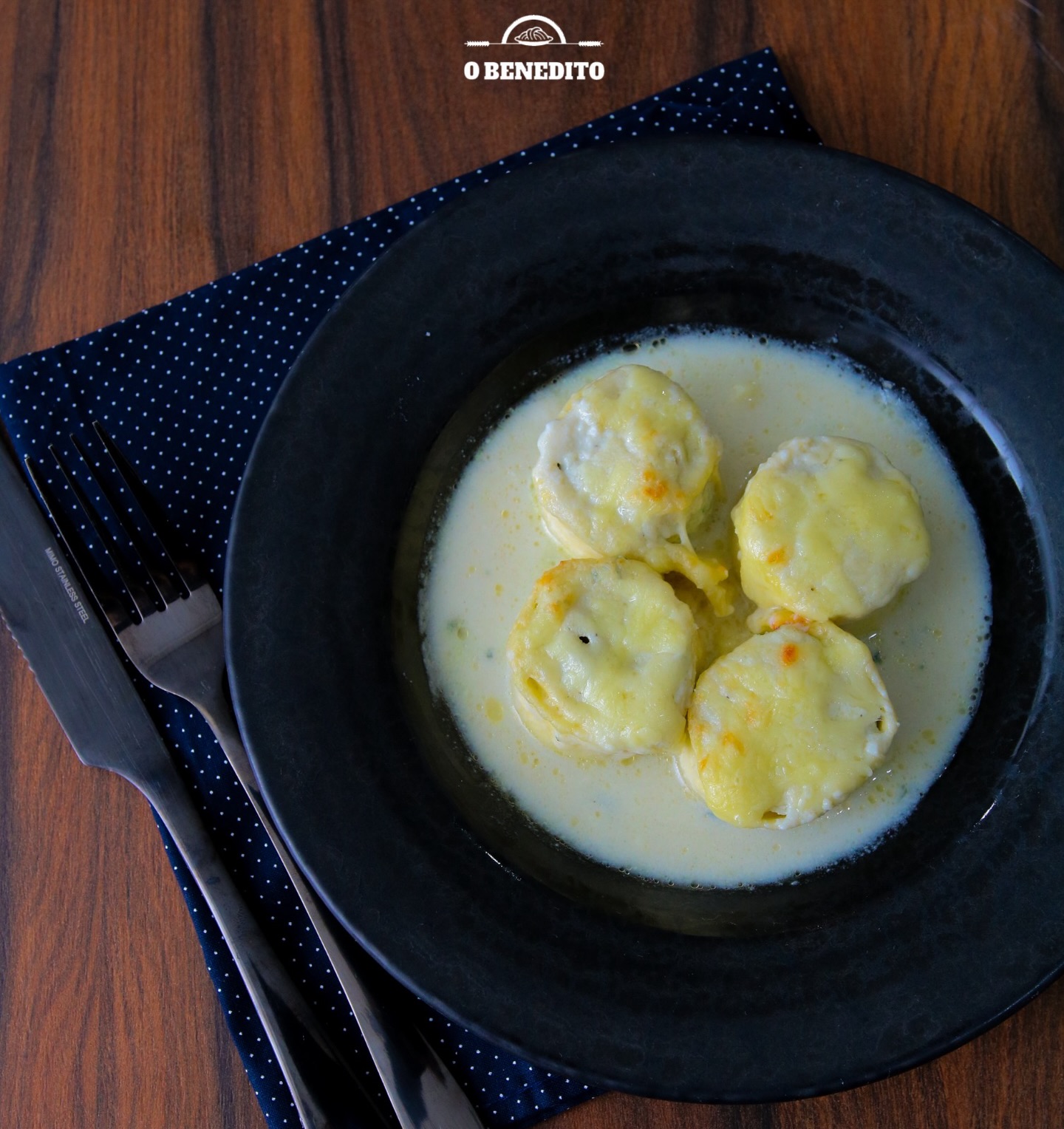 Nosso rondele de ricota com espinafre é preparado com todo cuidado, trazendo a suavidade da ricota combinada ao frescor do espinafre em uma massa delicadamente envolvida por um molho a sua escolha.
Uma opção sofisticada e perfeita para quem prefere abrir mão de carnes na Semana Santa, sem deixar de lado o prazer de uma excelente refeição.
E para tornar esse momento ainda mais especial, estamos com uma promoção exclusiva por tempo limitado!
Válida até sábado, dia 04/04.
Aproveite para transformar suas refeições em ocasiões memoráveis.
Esperamos por você!
#MassasArtesanais #Divinópolis #minasgerais