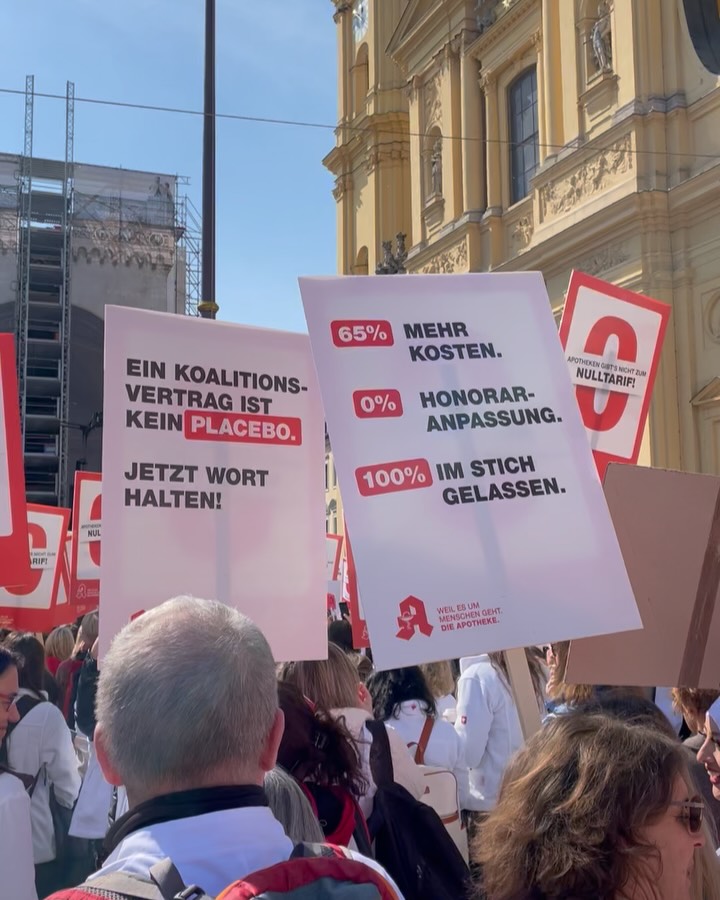 Ihr Lieben,
gestern waren wir zum Teil auf dem Protesttag in München, um gemeinsam für eure sichere Arzneimittelversorgung der Zukunft zu protestieren. Wir brauchen uns Vor-Ort-Apotheken, damit es auch weiterhin Notdienste, individuell angefertigte Rezepturen und persönliche AnsprechpartnerInnen vor Ort gibt. Und zwar als Mensch, nicht digital. Die Vor-Ort-Apotheken werden von der Politik weggespart, jede 5. hat bereits geschlossen. Schon jetzt wird der Weg für die PatientInnen zur nächsten Notdienstapotheke immer weiter. Dazu kommt, dass wir immer mehr Personal abstellen müssen für den Bürokratie-Wahnsinn, der hinter allem liegt. Die Internetapotheken werden uns auch nicht retten, denn immer wenn es dringend oder schwierig wird (Notdienst, Individualrezeptur, Lieferengpass), stehen diese nicht zur Verfügung.
Die Politik muss aufwachen, für euch und für uns. Das Gesundheitswesen krankt schon gewaltig.
Danke, dass ihr gestern geduldig wart, und uns so tatkräftig mit Unterschriften für unsere Petition unterstützt habt. Es werden weiterhin Unterschriften gesammelt, also kommt gern vorbei und nutzt die Chance, uns zu unterstützen. Damit wir auch in Zukunft für euch da sein können! Die Petition kann man hier auch online unterschreiben: https://www.openpetition.de/petition/online/apothekensterben-stoppen-koalitionsvertrag-jetzt-umsetzen-2
GERNE TEILEN!