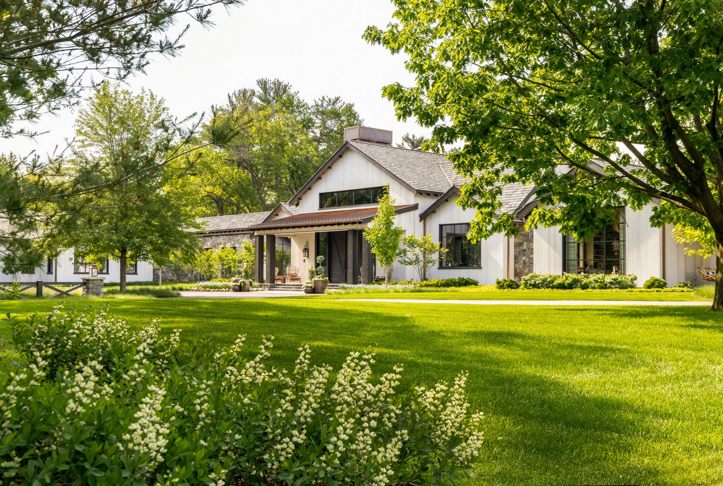 We promise this is no joke…
California inspired, Minnesota living ☀️
Relaxed elegance, open landscapes, and a home that feels effortlessly refined.
Architect: @swanarchitecture
Landscape Architect: @keenanandsveiven
Interior Design: Harris Weldon Interiors
Custom Home Builder: HnH Homes
Photography: @spacecrafting_photography