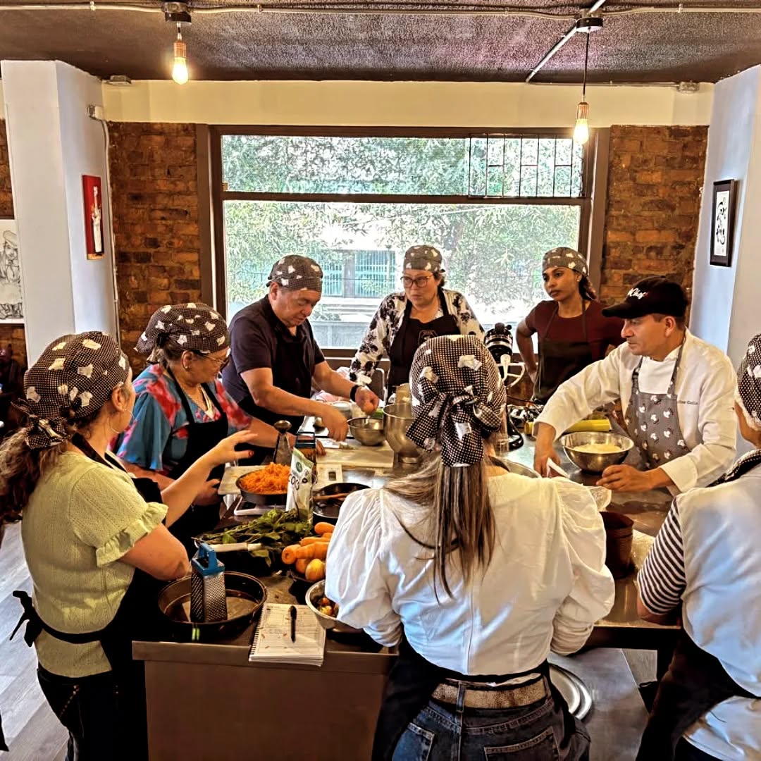 Un enorme ¡GRACIAS! a todos por hacer del Taller de Tortas Saludables una experiencia inolvidable.
Pero lo más importante: ¡Gracias a nuestros asistentes! Ustedes, que confían y creen en la gastronomía inclusiva, son el corazón de estos encuentros. Juntos, demostramos que la cocina saludable puede ser deliciosa, accesible y para todos.
¡Sigan brillando en sus cocinas y etiqueten @asonalchefs con sus tortas maestras!
#TortasSaludables #GastronomiaInclusiva #Asonalchefs