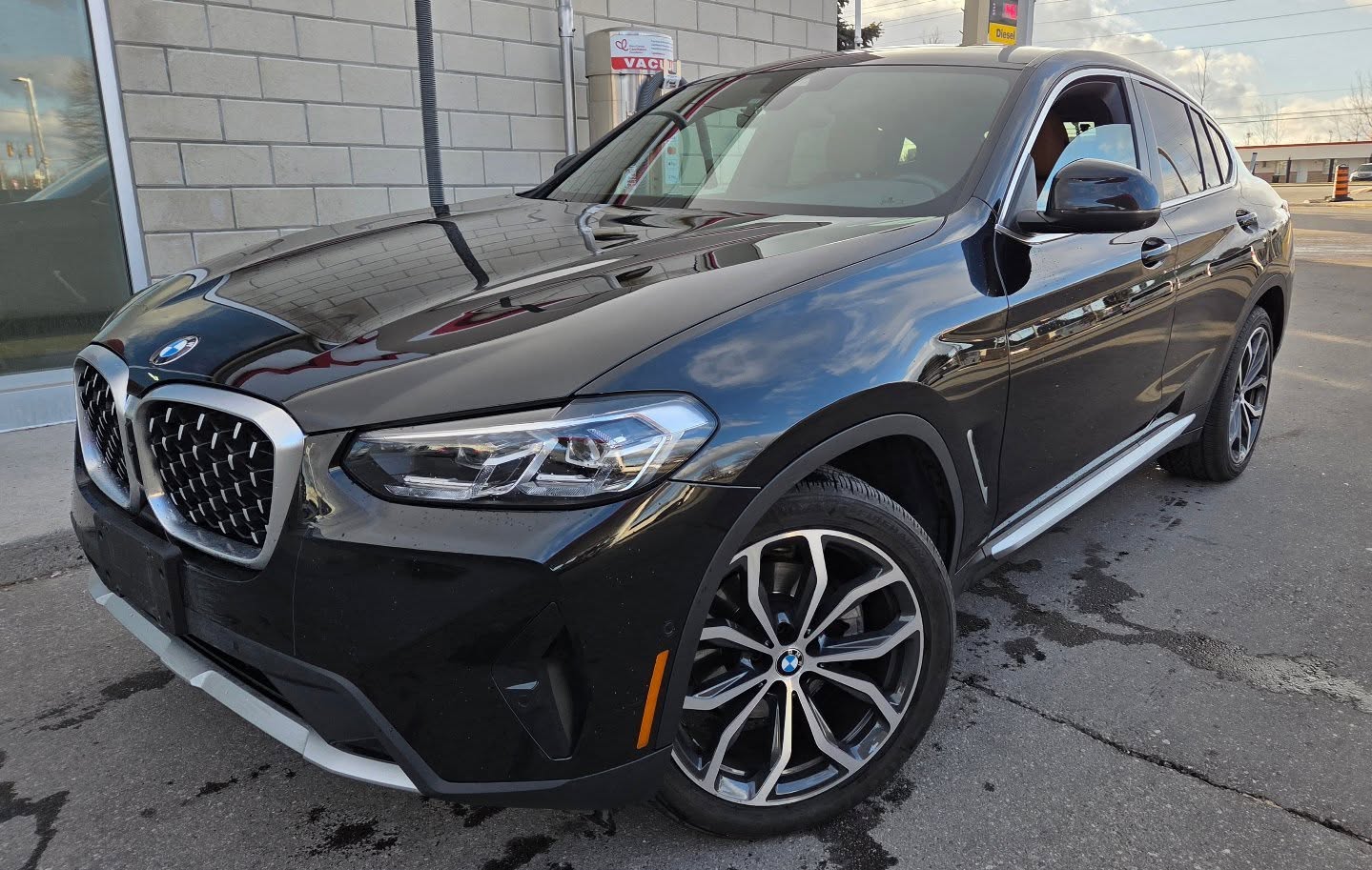 2022 BMW X4
#carbuyers #Mississaugadealership #UniversalMotorsgta #gtacardeals #x4
