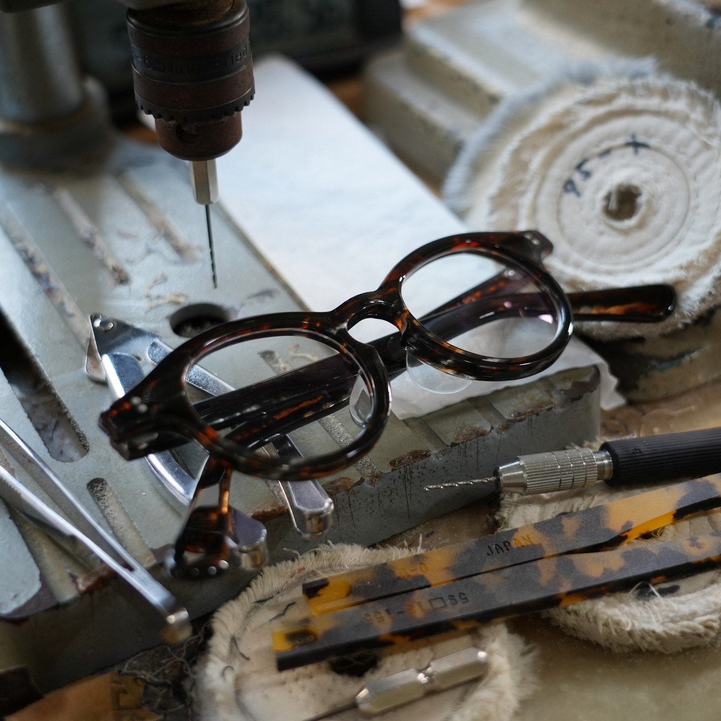 オーダーいただいた#眼鏡 は1本1本、丁寧に削り出し、磨き、組み上げられていきます。
最終工程の仕上げ研磨と調整を終えて、お客様の元へ届けれます。
#葛西 工房では職人の製作風景も直にご覧いただけるようになっております。
ぜひ #眼鏡ノ奥山 であなたに合ったあなただけの1本を。