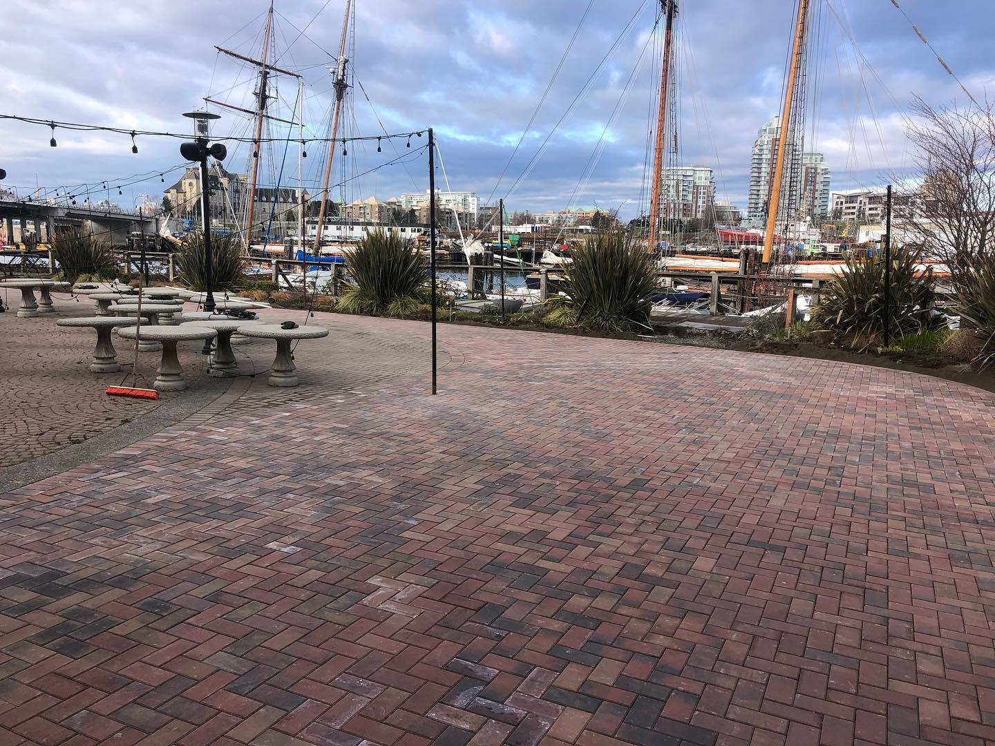 @canoebrewpub has expanded their amazing patio overlooking the Inner Harbour! Let’s keep up with physical distancing so we can all enjoy this awesome patio along with some amazing food and beer when this is all over🍺 Great work to all the guys that worked on this project 👏🏼