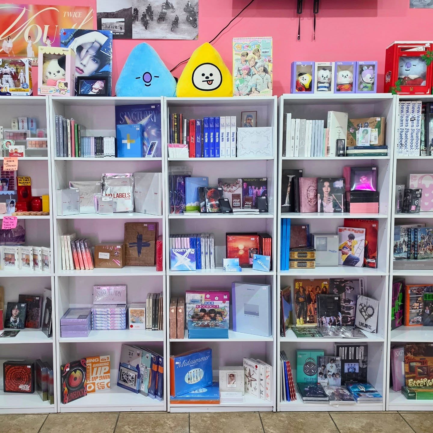 ⋆˚₊‧ ¿Domingo sin plan? ¡Date una vuelta por 𝐎𝐡! 𝐬𝐭𝐨𝐫𝐞 y descubre todo lo nuevo que llegó para ti!ᡣ𐭩 •。ꪆৎ ˚⋅₊˚༄
🍒 Esta semana hay 𝗿𝗲-𝘀𝘁𝗼𝗰𝗸 + 𝗻𝗼𝘃𝗲𝗱𝗮𝗱𝗲𝘀 que no te puedes perder~
P1HARMONY, STRAY KIDS, BTS, BLACKPINK, ENHYPEN, TWICE 𝑎𝑛𝑑 𝑚𝑜𝑟𝑒 ♪
🇰🇷🇯🇵 Todo es 100% original, directo desde Asia para ti
🖤 ¿Eres fan de 𝗔𝗹𝗶𝗲𝗻 𝗦𝘁𝗮𝗴𝗲? Tenemos merch oficial disponible, ideal para coleccionar o regalar ⸜(。˃ ᵕ ˂ )⸝🎶
🍭 Dale un glow up a tu rutina con lo más top de 𝗸-𝗯𝗲𝗮𝘂𝘁𝘆 y 𝘀𝗸𝗶𝗻𝗰𝗮𝗿𝗲 coreano ✨
🎶 Encuentra 𝗮𝗹𝗯𝘂𝗺𝗲𝘀, 𝗽𝗵𝗼𝘁𝗼𝗰𝗮𝗿𝗱𝘀, 𝗽𝗼𝘀𝘁𝗲𝗿𝘀, 𝗮𝗰𝗰𝗲𝘀𝗼𝗿𝗶𝗼𝘀 𝗼𝗳𝗶𝗰𝗶𝗮𝗹𝗲𝘀 𝘆 𝗳𝗮𝗻𝗺𝗮𝗱𝗲, piezas para tu 𝗹𝗶𝗴𝗵𝘁𝘀𝘁𝗶𝗰𝗸 y merch de anime 💿💞
💗 Contamos con 𝘀𝗶𝘀𝘁𝗲𝗺𝗮 𝗱𝗲 𝗮𝗽𝗮𝗿𝘁𝗮𝗱𝗼
Aparta con el 30% y liquida en 10 días
📦 Envíos a todo México
💌 Ordena por DM o desde nuestra tienda en línea (link en bio)
🥀 ¿No encuentras lo que buscas?
Tenemos pedido abierto permanente para conseguirte tus favoritos rápido y a buen precio 🫶🏻
ദ്ദി(˵ •̀ ᴗ - ˵ ) ✧
✨ No aceptes imitaciones
Somos 𝐎𝐡! 𝐬𝐭𝐨𝐫𝐞, tu tienda de confianza 💖
Busca nuestro logo 𝗻𝗲𝗼𝗻 𝗿𝗼𝘀𝗮 𝘆 𝗯𝗹𝗮𝗻𝗰𝗼 ⋆。‧˚ʚ🍓ɞ˚‧。⋆
📍 𝗩𝗶𝘀𝗶́𝘁𝗮𝗻𝗼𝘀 𝗲𝗻:
Plaza de las Américas, Local 20E
(Entre Telcel y Koromo, a lado del Smart)
🕒 Lunes a Jueves: 11:30 AM - 7:30 PM
🕒 Viernes a Domingo: 11:00 AM - 7:30 PM
⏰ Hora de comida: 1:20 PM - 2:00 PM
Ciudad Juárez, Chihuahua
🌸 Catálogo en línea: www.ohstore.online
📱 Instagram: ohstxre
#kpop #kpopmexico #tiendakpop #skincarecoreano #alienstage bts skz twice