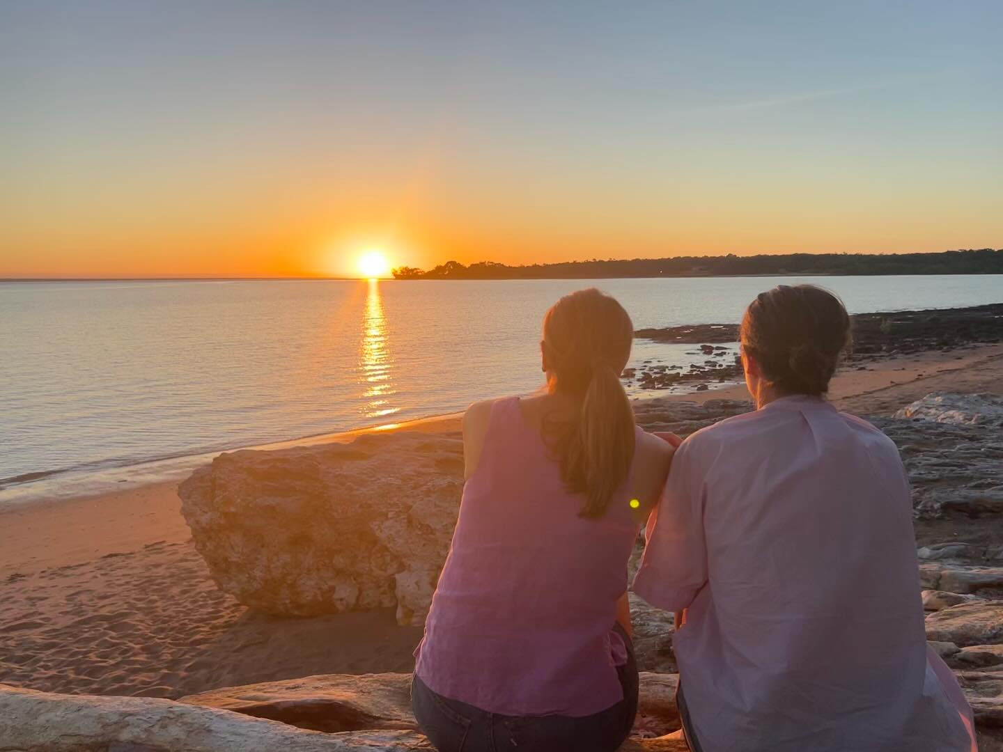 Sunsets are always better when they’re shared with people you love! We were so thrilled to have family travel north to stay with us over the school holidays, and boy it was lovely!
Not just the opportunity to play travel guides in our new hometown, but exploring the markets, the city and the national park with snippets of local knowledge from our new friends.
Top of the priority list was watching the sunset over the ocean!
Was your house bustling over the holidays too?