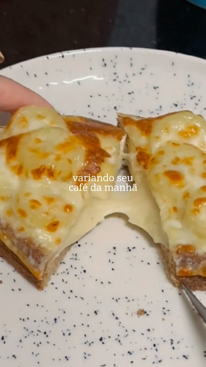 Vai ter receita fácil, simples e gostosa todo dia sim senhora
Essa toast de banana é delícia é uma ótima opção para tirar o ovo da sua vida por uns dias.
— A proteína foi creme de whey (30g de whey e bem pouquinha água) no pão, banana e canela por cima e queijo mussarela.
Ficou apenas 6 minutos na air fryer pra dourar o queijo em 200 graus!
Boa né?
Então nem salva a receita, já levanta e veja se tem tudo em casa pra encaixar no café da tarde de hoje! 💚