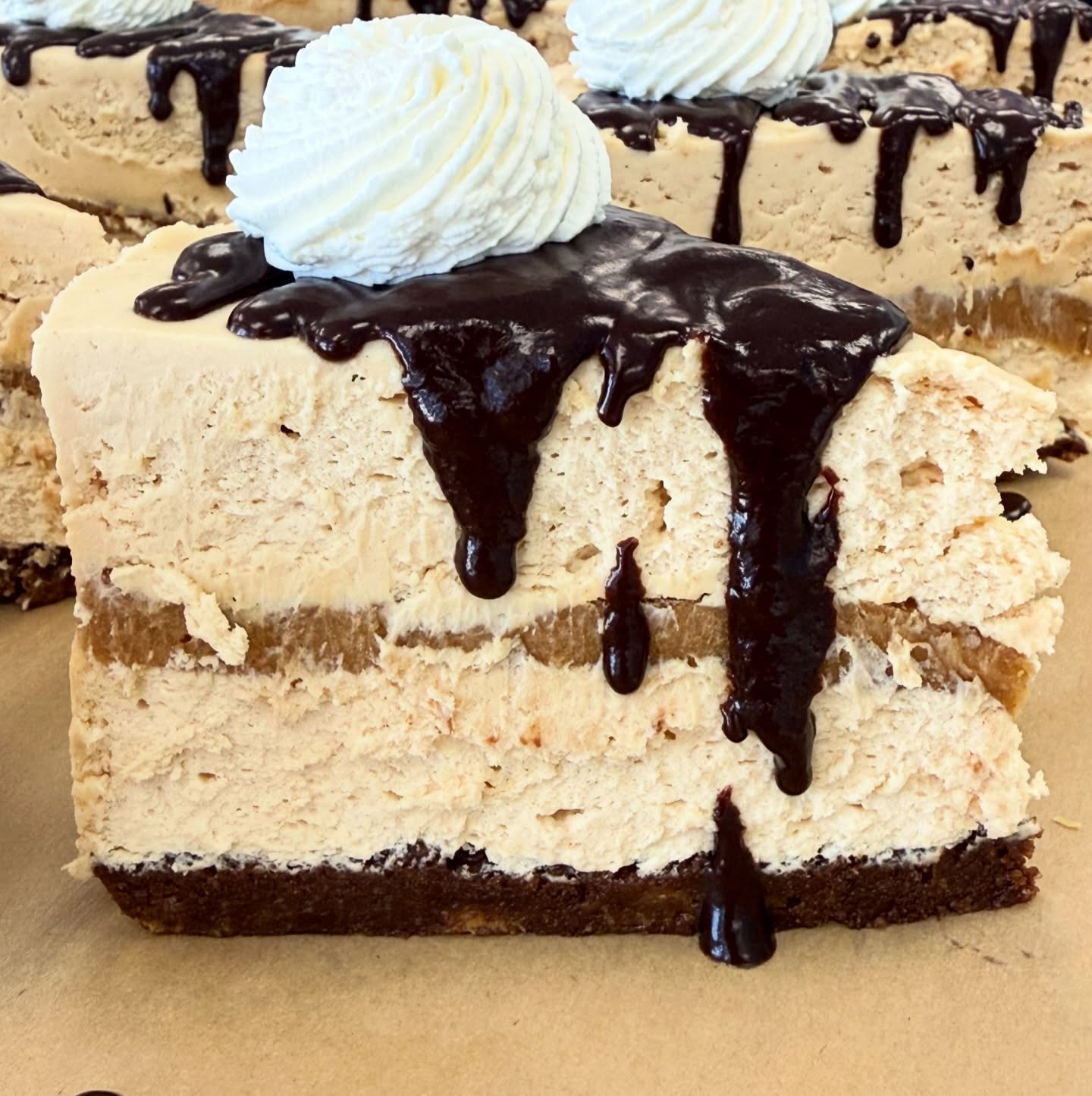 🚨 LUNCH JUST GOT AN UPGRADE 🚨
THE ULTIMATE CHEESECAKE SLICES ARE BACK!!! 🍫🥜🔥
Our Reese’s Peanut Butter Chocolate Cheesecake is HERE and it is EVERYTHING 😍
We’re talking layers on layers on layers 🤤
✨ Chocolate peanut butter cookies
✨ Creamy peanut butter cheesecake
✨ Homemade Reese’s filling
✨ Rich chocolate ganache
✨ Fresh whipped cream
Yeah… it’s as insane as it sounds 😮🔥
⚡️ LIMITED SLICES ONLY — when they’re gone, THEY’RE GONE!!
So don’t walk… RUN 🏃♀️💨