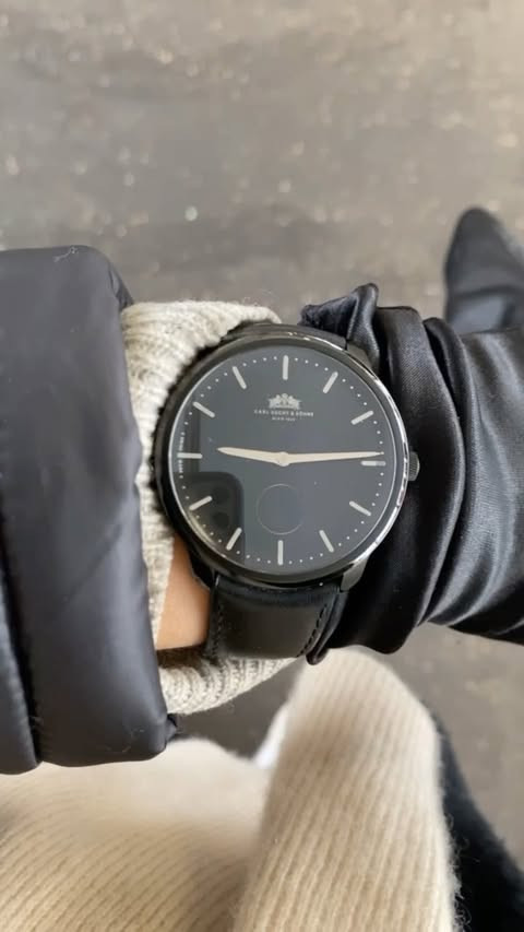 🔹 Offizieller Händler: Jenni Uhren AG
Besuche uns auf 👉 www.jenni-uhren.ch
We are very pleased to announce our partnership with @viennaartweek , one of the leading visual art festivals in Central Europe.
November 12 – 19, 2021.
Opening Hours: 2 pm - 7 pm
Around 150 events such as exhibition openings, guided tours and discussion panels highlight the importance of artists and art institutions for Vienna, Austria and our society. Highlights include the Open Studio Days as well as the exhibition “Losing Control” in an abandoned industrial space featuring the inspiring work of around 80 artists. Find more information on the program here: www.viennaartweek.at
Carl Suchy & Söhne´s owner and CEO Robert Punkenhofer @rpunkenhofer has co-founded the Vienna Art Week and serves as its Artistic Director. He states that “luxury without art does not exist. Art is what remains and will survive us all. The search for timeless beauty, handcrafting excellence and creative ingenuity connects art and high end watchmaking.”