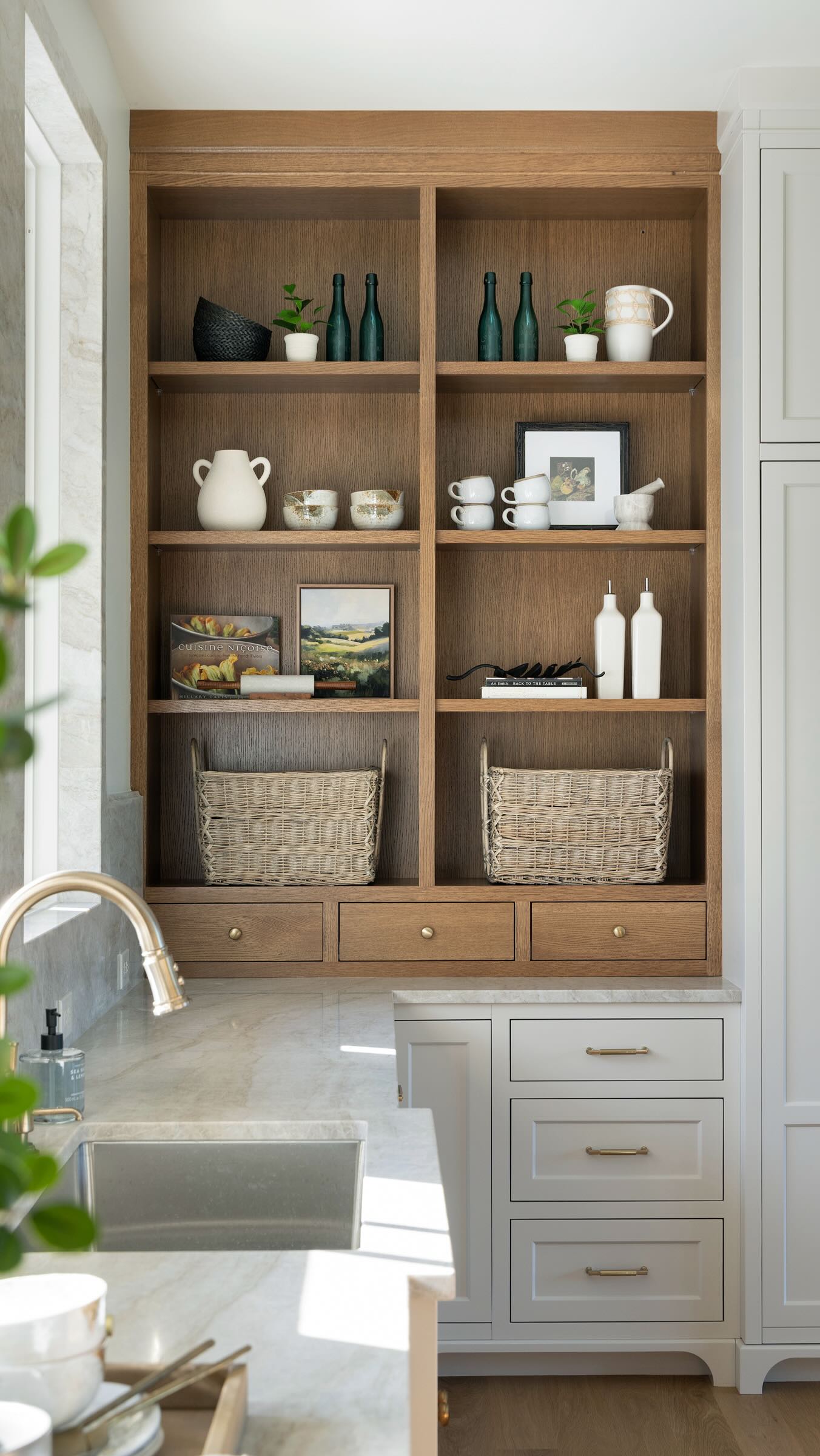 If you’re looking for everyone… they’re probably in the kitchen. With this much natural light, an open layout, and a space that feels this inviting, that’s where we would be too 😍
Custom Home Builder: @mandmhomecontractors
Videography: @spacecrafting_photography