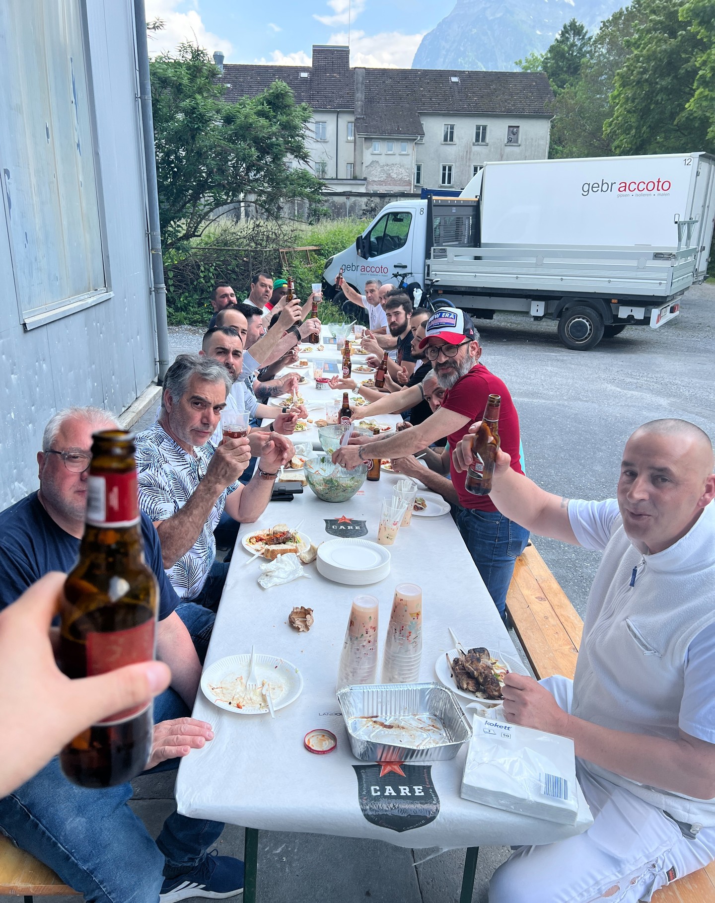 📸🎉 GEWINNERKRÖNUNG UND GRILLFEST 🎉📸
Liebe Freunde
vor dem Pfingstwochenende haben wir den Feierabend gebührend gefeiert und dabei unser traditionelles Grillfest veranstaltet. Es war ein wundervolles Zusammensein mit grossartigem Wetter und leckerem Fleisch! 🌞🥩
Doch das Grillfest hatte noch eine ganz besondere Bedeutung für uns: Wir haben die Gewinner unseres Tippspiels zur WM 2022 gekrönt! 🏆🌍
Hier sind die glücklichen Gewinner, die wir herzlichst beglückwünschen möchten:
🥇 1. Platz: Pedro Cardoso
🥈 2. Platz: Halim Dauti
🥉 3. Platz: Davide Cianci
Ihr habt euch eure Podestplätze wahrlich verdient und könnt stolz auf eure herausragenden Tipps sein! 🙌
Das Grillfest markierte auch unseren Abschied in das verlängerte Pfingstwochenende, das wir in vollen Zügen geniessen wollten.
#gebraccoto #tippspiel #wm2022 #grill #fest #siegerehrung #forzaitalia #fleisch #pfingsten #weekend #feierabendbier