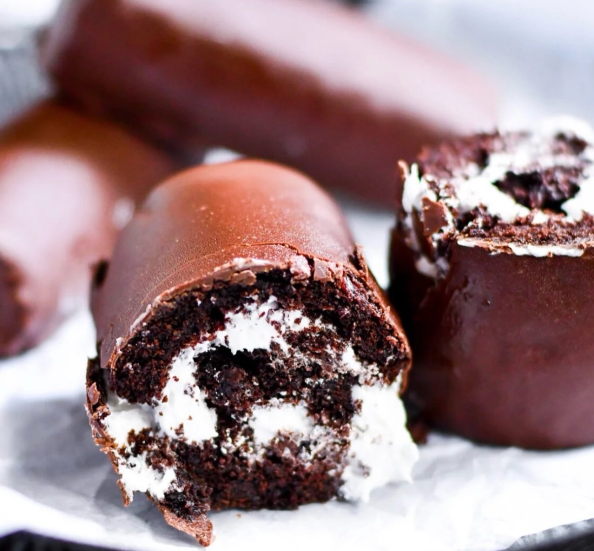 If you love a classic Little Debbie snack cake… then you do NOT want to miss out on our SINLESS SPRING ROLLS!! 🍫🤍
Soft chocolate cake rolled with fresh whipped cream and coated in rich chocolate… basically a better-for-you twist on a nostalgic favorite 😍
Trust us — these are a MUST TRY at the bakery!!! ✨