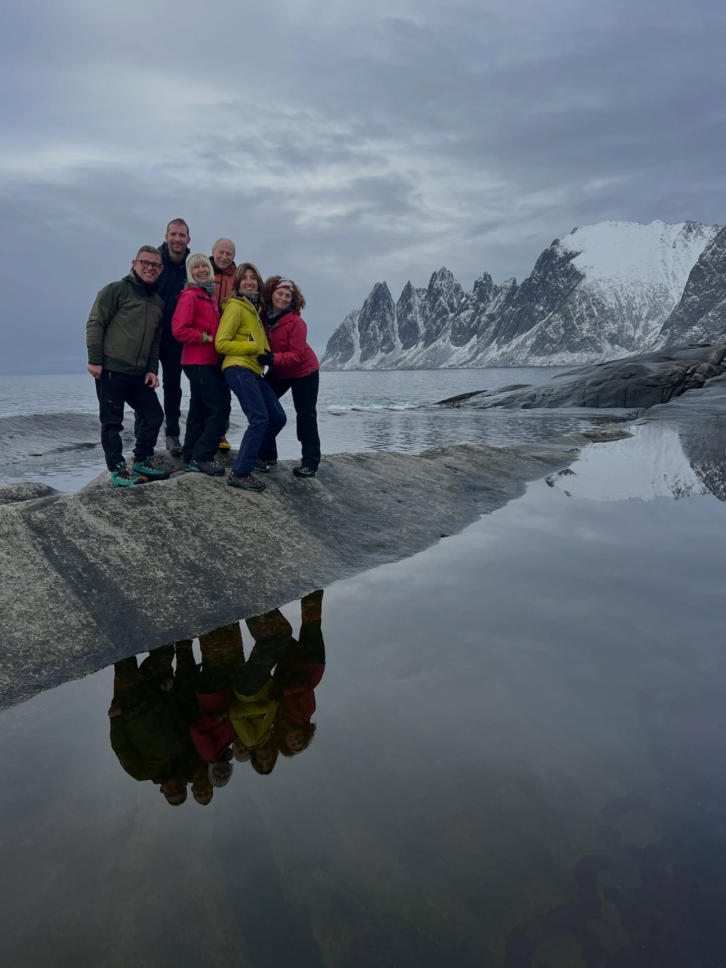 🇳🇴 Senja ci ha sorpresi, ogni giorno, ben al di là di ogni aspettativa 💫
Oltre il Circolo Polare Artico non è solo neve e silenzio: è vita, incontri, emozioni che si intrecciano.
È lo stupore dietro ogni curva, tra fiordi che si aprono improvvisi e paesaggi che cambiano volto in pochi chilometri. 🌅
È il calore di un pub, tra brindisi 🥂 e sapori autentici.
È il profumo del cibo condiviso, le storie raccontate nei cottage, le risate che diventano ricordi 📸
Sono le renne 🦌che attraversano lente il nostro cammino, le aurore che danzano nel cielo e quei momenti in cui il tempo sembra fermarsi 💚
È anche la Norvegia senza neve, fatta di contrasti, di luce, di vento, di mare.
Un viaggio che va oltre l’immaginario, dove il clima detta il ritmo… ma sono le emozioni a guidare davvero ogni passo.
👉 torniamo qui dal 4 al 11 luglio. Scrivici se vuoi essere dei nostri per nuove incredibili emozioni
#senja #norvegia #trekking #travel #viaggiare
@sportlandweb_ @kayland_official @rockexperienceofficial @guidealpinelombardia @guidealpine_italiane @cristianardenghi