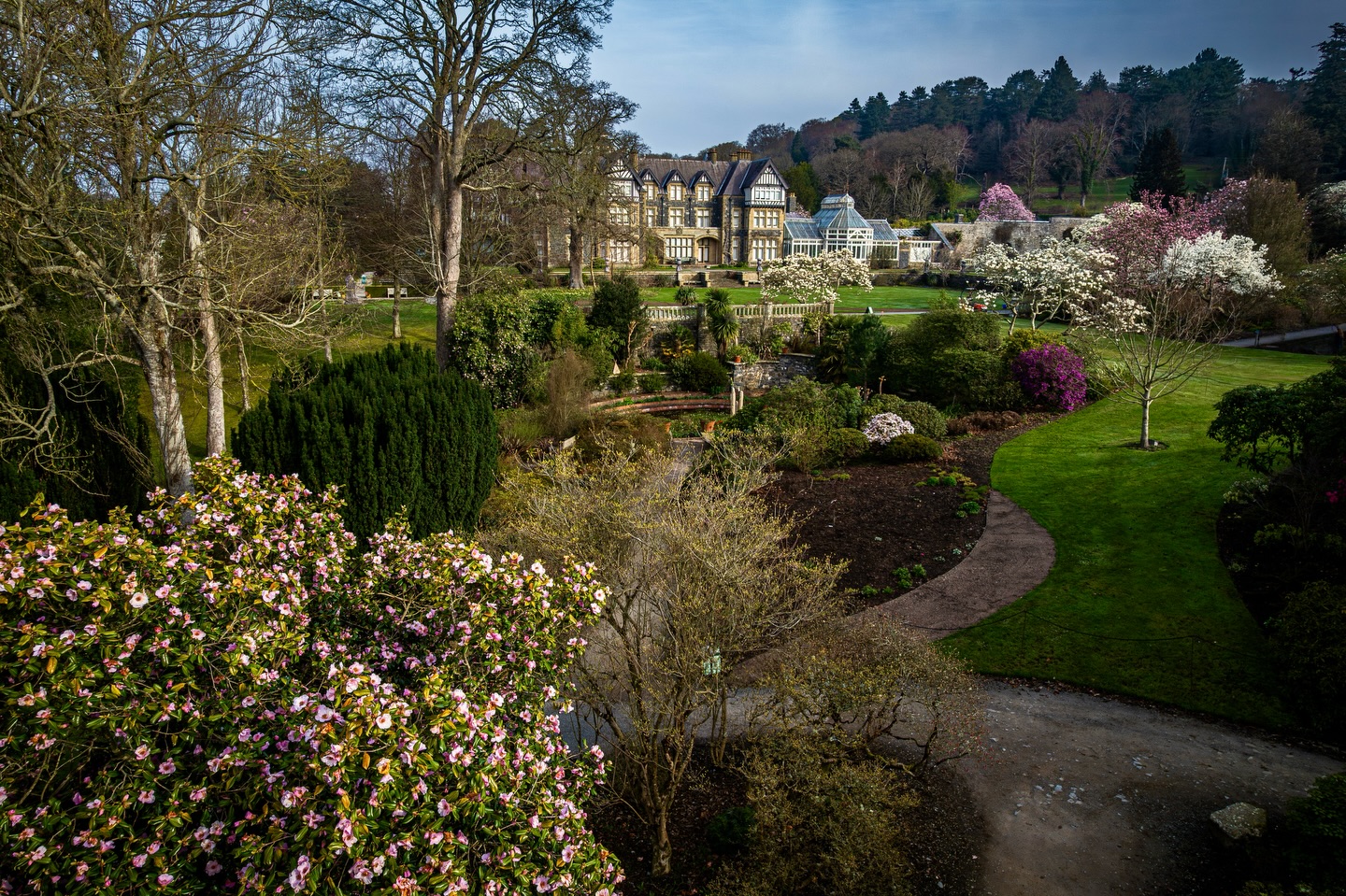 Filming at Bodnant Gardens a couple of weeks ago for @chwareltv and BBC’s The One Show.
#visitwales #dicovercymru #nationaltrust #bodnantgardens