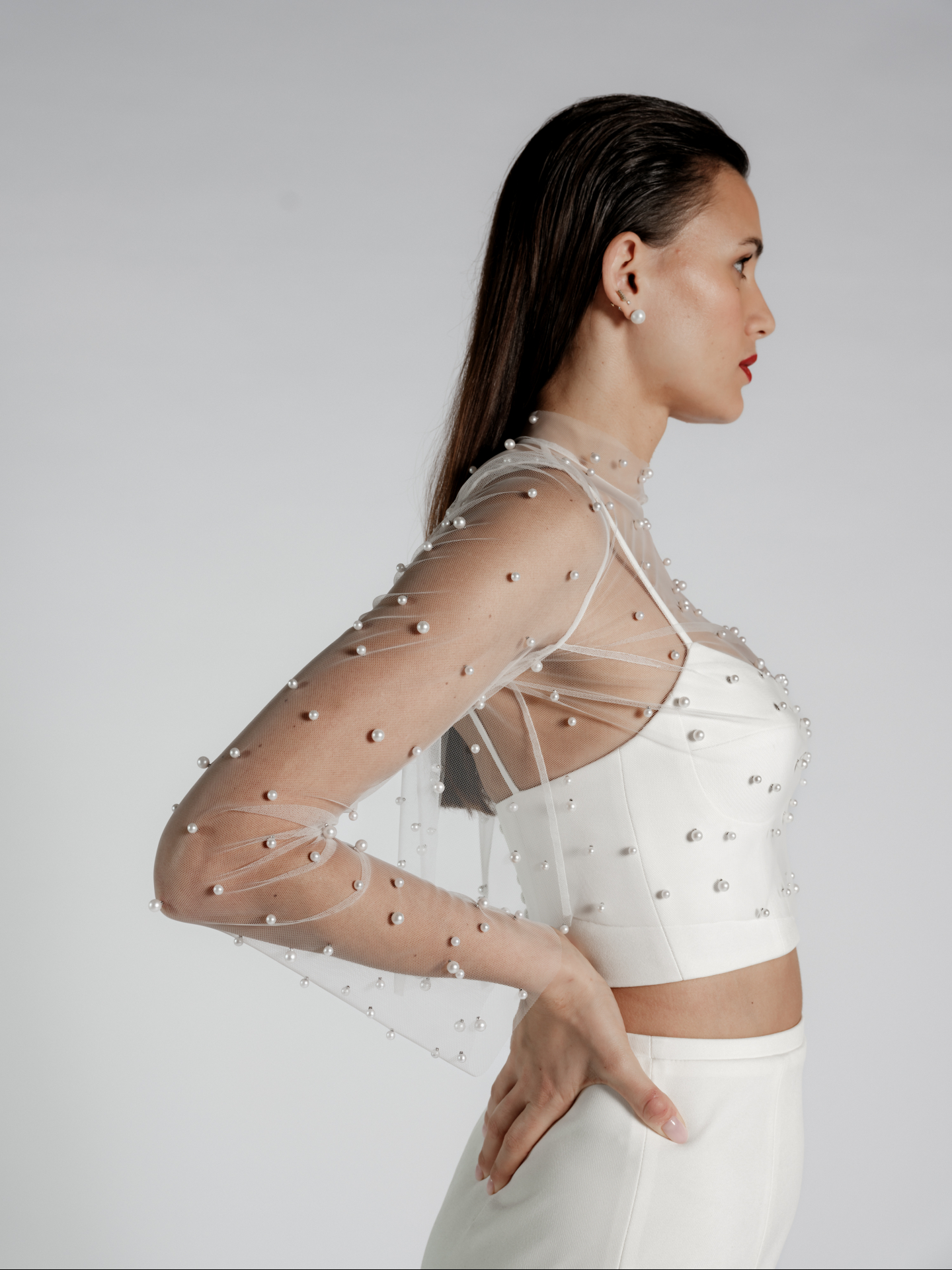 Ensemble de mariée civile ODE & LEN rencontre ARI ! ✨
Découvrez une silhouette architecturale qui se transforme au gré de vos envies et des moments du mariage. Un jeu de superpositions moderne entre la pureté du crêpe et la poésie du tulle perlé.
Succombez au charme du mix & match avec le surtop ARI. Ce surtop en perles, vient finir l'ensemble top ODE & jupe LEN. Avec son col montant raffiné et ses manches longues, il apporte une sophistication immédiate et un éclat précieux à votre tenue de cérémonie.
Une fois le surtop retiré, place à la pureté des lignes. Le Top ODE, un crop top minimaliste à fines bretelles, s'unit à la Jupe LEN, une jupe midi structurée à la fente audacieuse. Une silhouette graphique, fraîche et résolument sensuelle, parfaite pour la mairie ou la suite des festivités.
✨ Qui suis-je ?
Je suis Manon Gontero, créatrice de robes de mariée, et j’accompagne chaque future mariée dans une expérience unique, où la robe s’adapte à la femme et non l’inverse.
À travers mes collections et le sur-mesure, mon objectif est de créer des robes qui respectent la morphologie, la personnalité et l’histoire de chaque mariée.
#robedemariee #mariage2026 #weddingdress #marquefrancaise #bridallook