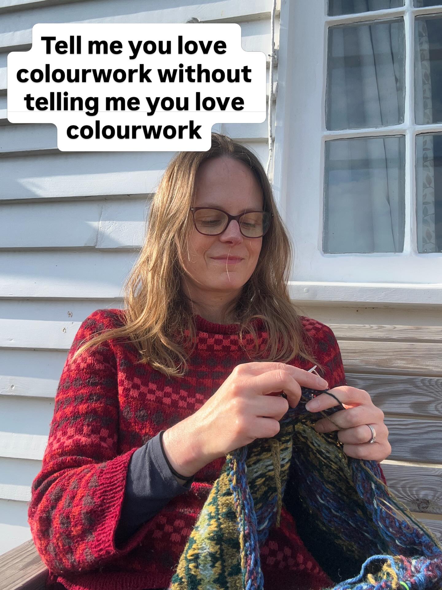 Wearing my #damedamesweater by @wekuyarn and knitting a #voevest by @mjmucklestone in the garden in the spring sunshine ☀️