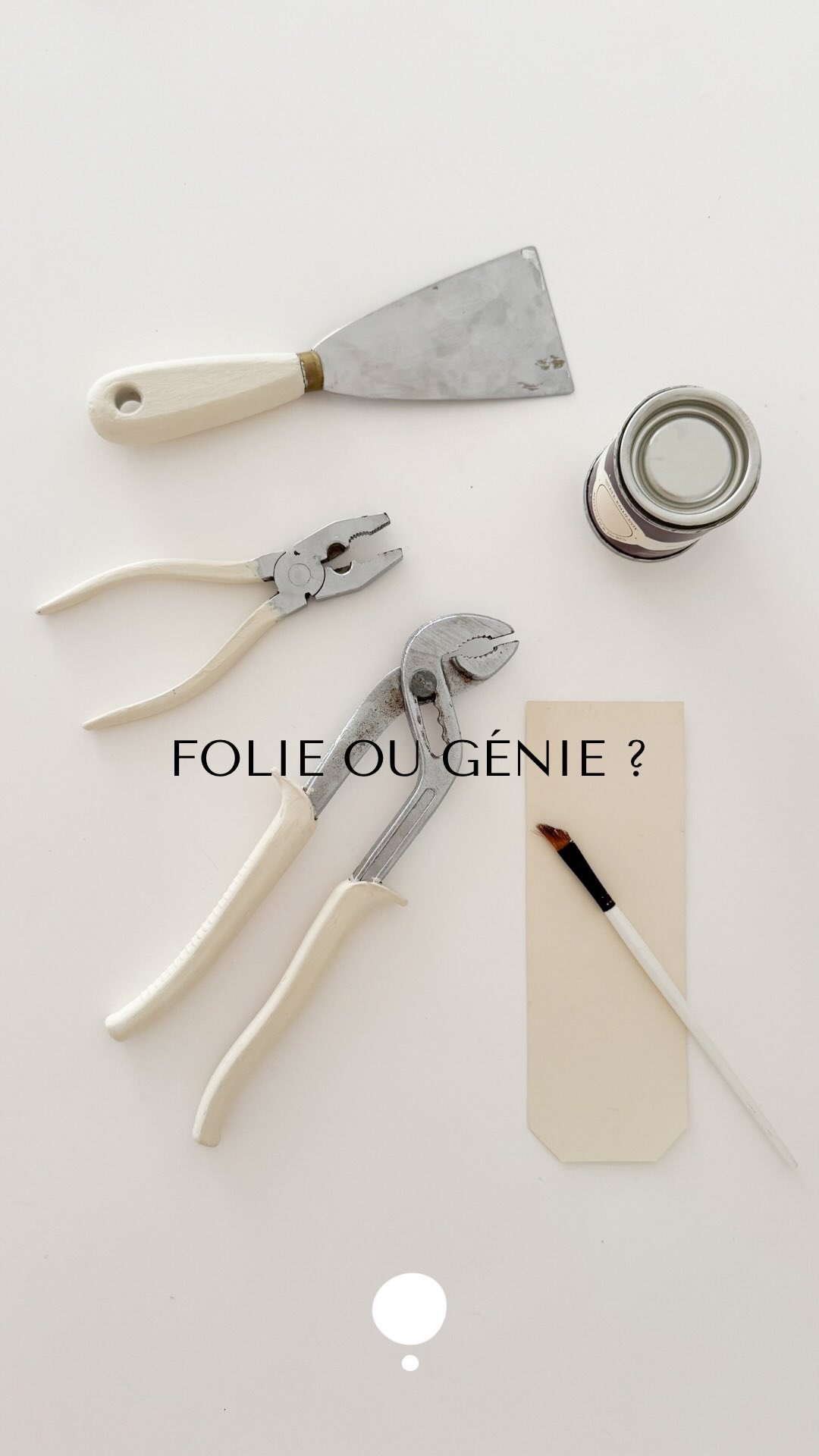 GÉNIE OU FOLIE ?
🌿
Ô je sais très bien que peindre ses outils 🛠️ pour qu’ils soient tous beiges va en faire marrer plus d’un : au mieux certains vont être fascinés, au pire atterrés !
🌿
J’ai pleinement conscience que cela peu paraître, au choix : extrême, inutile, maladif, ridicule et vous savez quoi ? Ça m’est égal et le pire, je comprends !
🌿
Je sais que je ne suis pas comme tout le monde, que ma sensibilité à la pollution visuelle et mon besoin d’harmonie peu sembler too much, mais si j’étais comme tout le monde ce serait d’un ennui…
🌿
Alors peu m’importe de passer pour la foldingue qui peint ses outils, moi j’adore et je trouve que l’on peut faire des merveilles avec un petit pot de peinture !
🌿
Franchement, sentez-vous à l’aise de me dire ce que vous en pensez et de faire passer cette vidéo à d’autres si ça vous fait marrer mais d’ici là allez à l’essentiel 😜
.
.
.
.
.
.
#astucedeco #harmonievisuelle #ecologiedinterieur #bricolagefacile #declutteryourmind