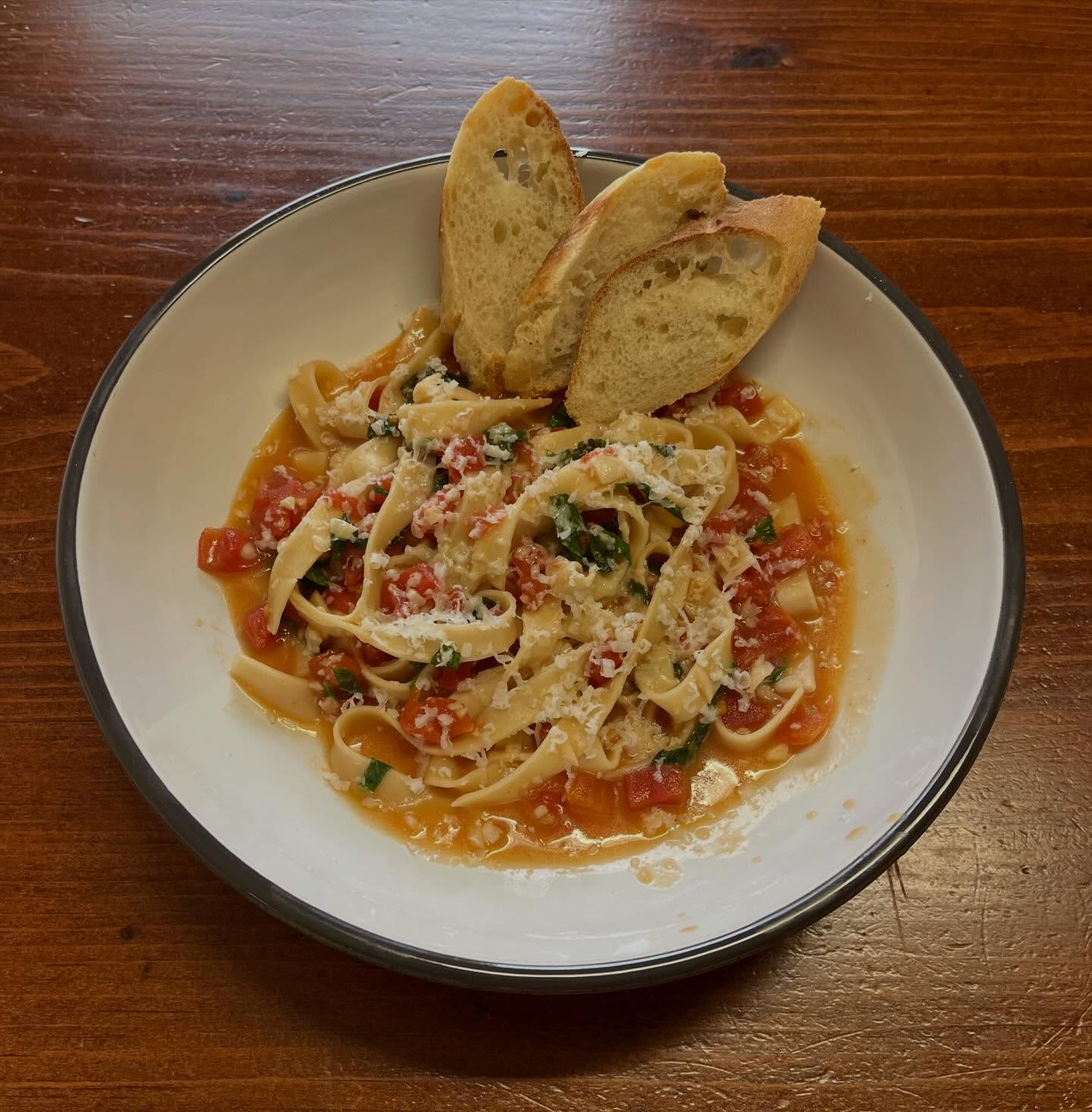 It’s Date Night!! 🍷🍝
Tonight’s date night special features a lovely Linguine Provençal with fresh @bombolini_pasta linguine garlic-herb fettuccine sautéed in butter, diced tomatoes, red onion, garlic, white wine, basil, and lemon juice. Served with fresh grated Parmesan and fresh baguette 🥖
