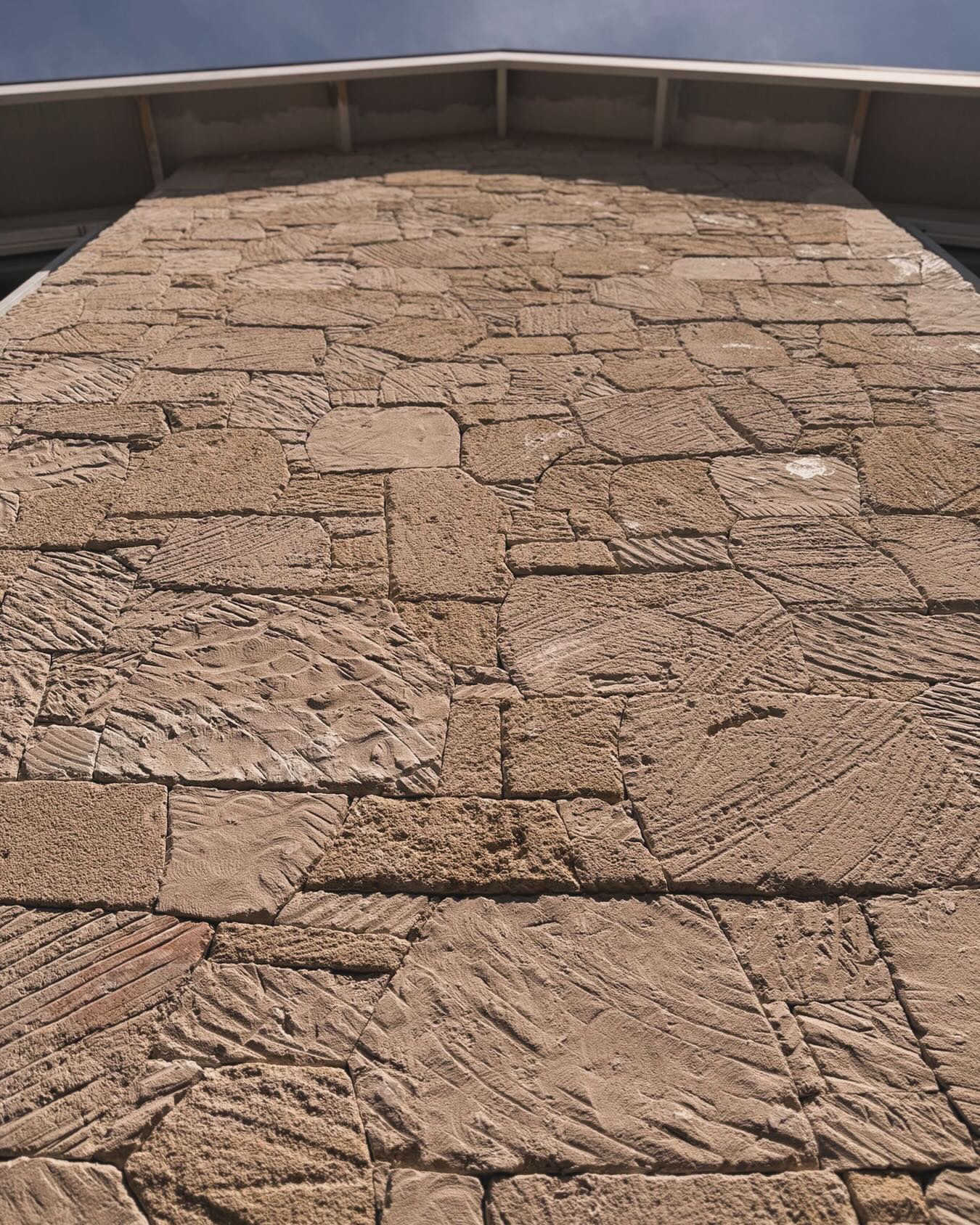 Climbing…
... to the sky… Our Oyster Tuscan Limestone Cladding…
Beautiful.
—————————
@rockhardstonework
Australia stone for Australian builds.
#limestonecladding
#australianlimestone
#stonecladding