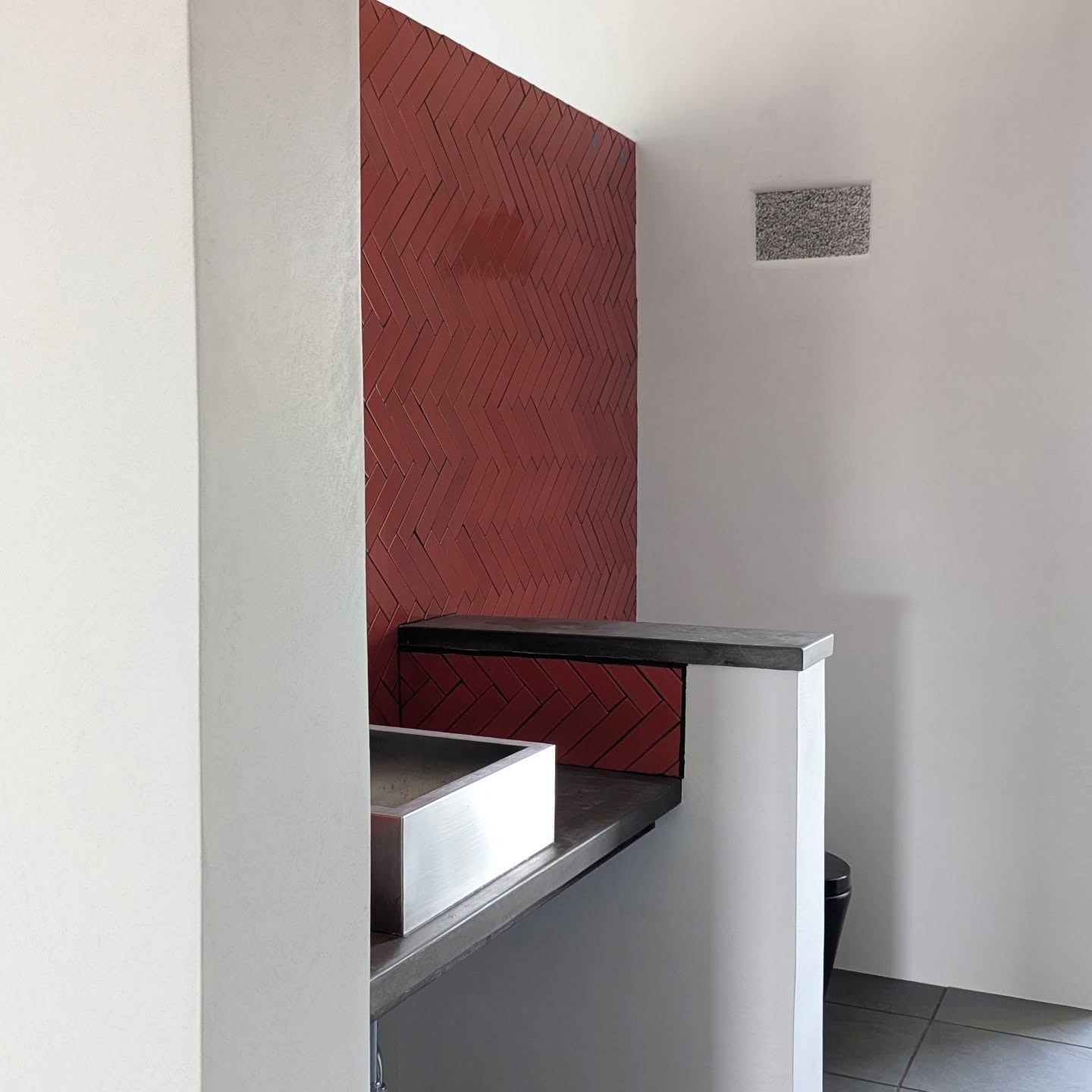 Another project we were brought in on to repair a botched plaster job by some hooligans. All walls were completely cracked up and failing on these pumice-crete walls.
We demoed, repaired, and applied some nice white natural lime plaster finishes.