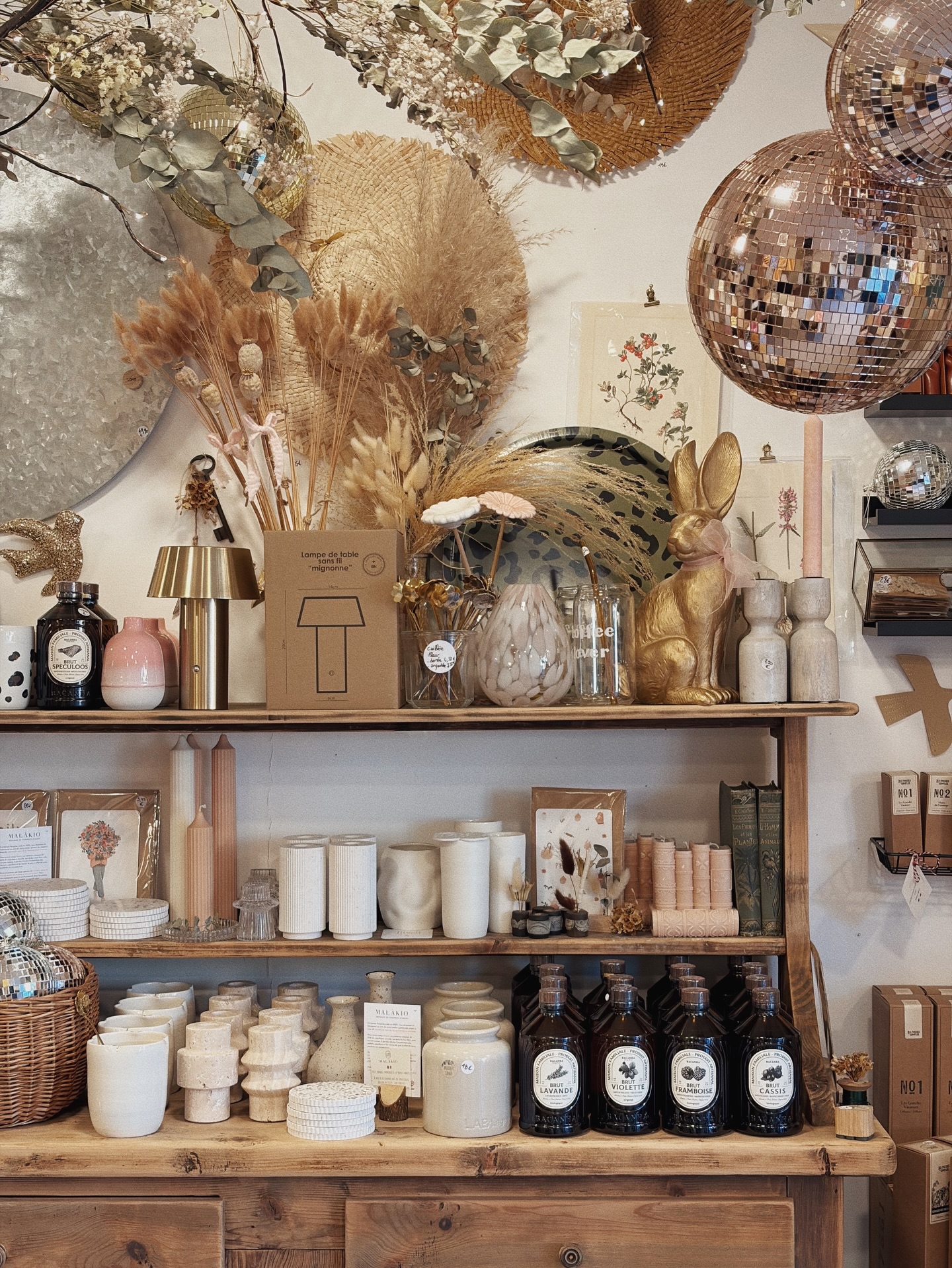 🐇🪩🪵 bonheur🐇🪩🪵
.
Ici les vacances scolaires débutent ce soir, les kids sont excités comme des puces … comment on va gérer ? On va gérer Hahahha ! La boutique est remplie de trésors, de nouveautés et de petites bricolettes en tout genre avant d’enchaîner sur un changement foufou … mais on ne vous en dit pas plus … profitons de ce weekend !!!
.
💋