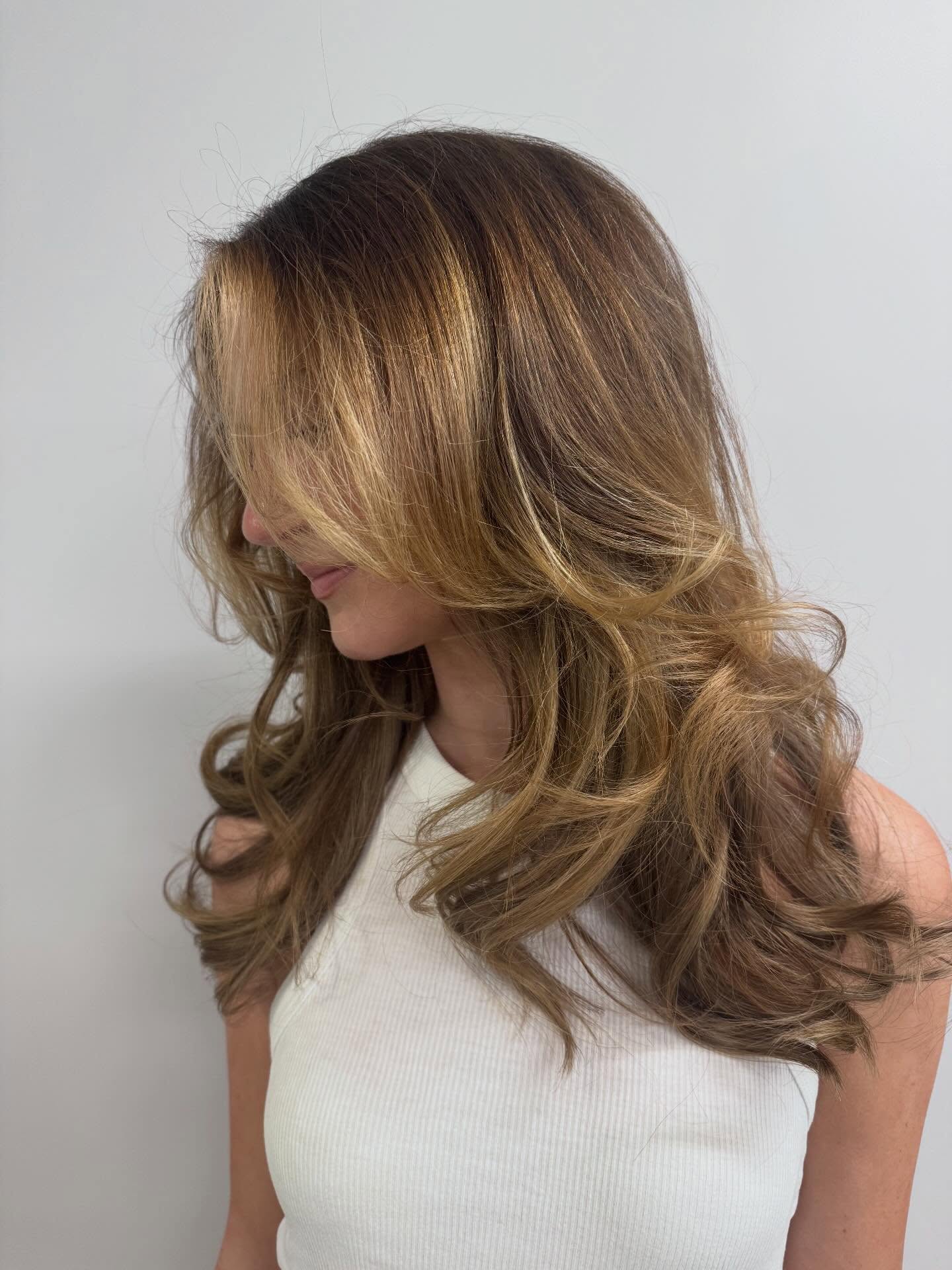 The glow up that still feels natural 🤌
For this transformation we did:
• 2 rows of beaded extensions for volume + a little length
• Color refresh to brighten and blend everything together
The result = fuller hair, soft dimension, and that effortless movement we all love.
Extensions don’t always mean super long hair… sometimes they’re just the secret to better hair days every day.