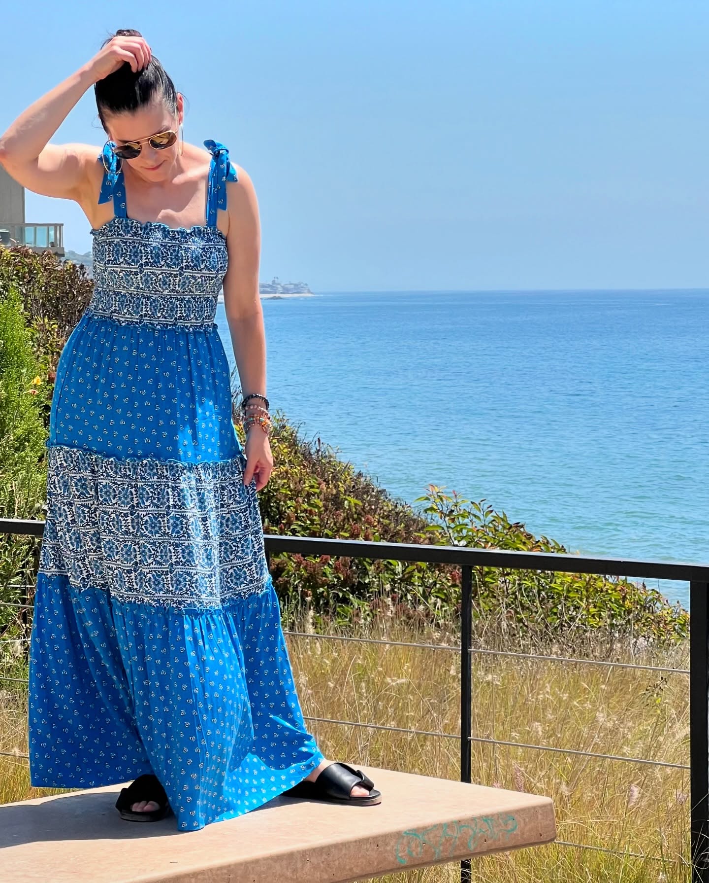 Malibluuuuue 💙🌞
.
.
.
.
.
#summerdays #malibucalifornia #lawoman #fashionover50 #summerstyles #beachpark #maxidresses #blueonblue