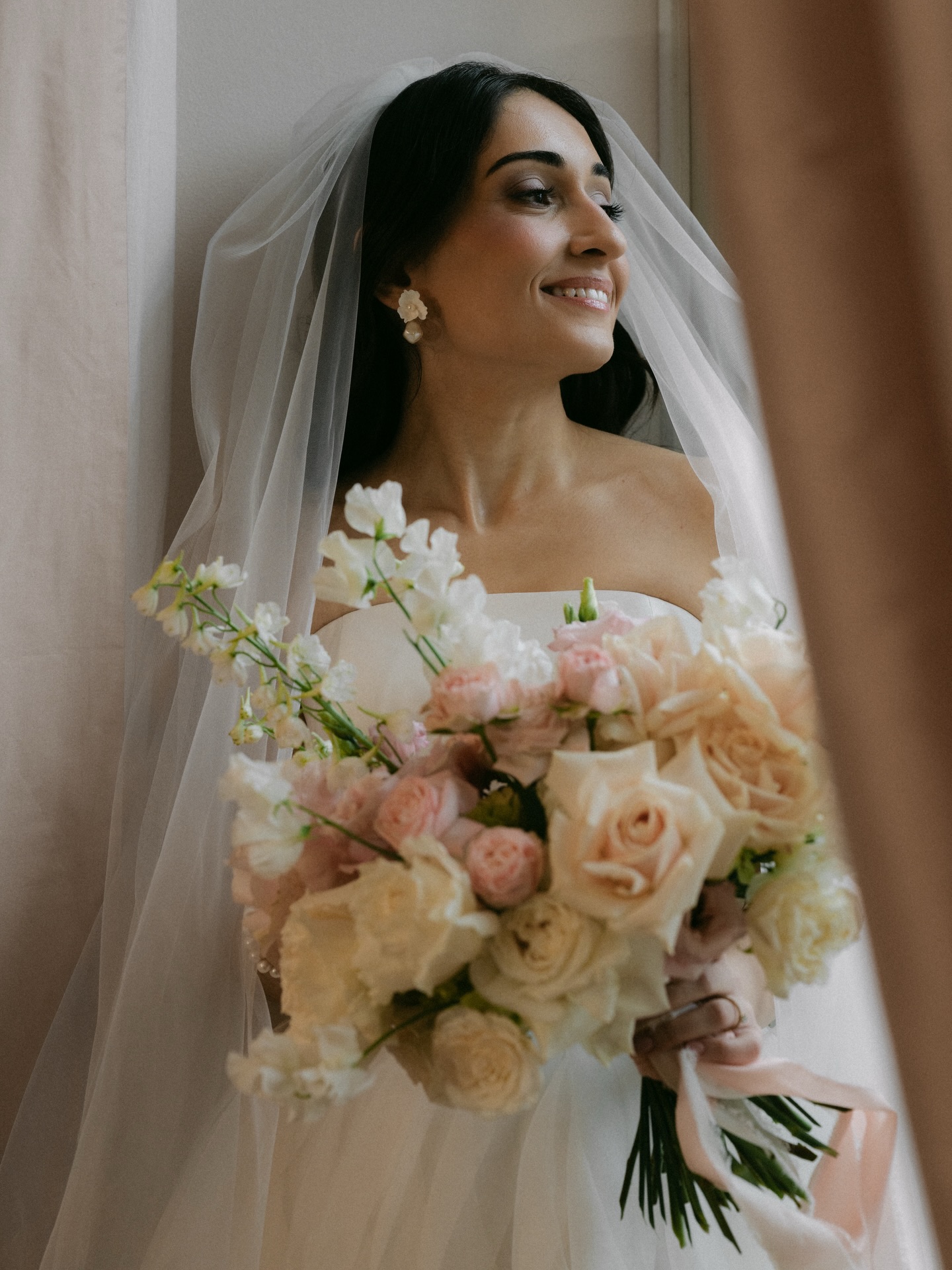 Es gibt Hochzeiten.
Und es gibt Erlebnisse, die man für immer in sich trägt.
Diese Hochzeit war nicht nur ein Tag, sie war voller Emotionen, voller echter Momente,
voller Augenblicke, die man nicht festhalten kann, ohne sie zu fühlen.
Das Lachen.
Die Umarmungen.
Die leisen Blicke zwischendurch.
Der Opa der mit über 90 extra eingeflogen kam.
Und mittendrin dieses Gefühl von Ruhe.
Dieses Vertrauen, einfach im Jetzt sein zu können, weil im Hintergrund alles von dem Team getragen wird.
Sie entsteht durch Feingefühl.
Durch Klarheit, durch den Anspruch, jedes Detail so zu gestalten, dass es sich mühelos anfühlt.
Meine Paare wünschen sich keine „schöne Hochzeit“. Sie wünschen sich ein Erlebnis, das sie wirklich spüren, leicht, intensiv und vollkommen bei sich.
Und genau das Gefühl erfüllt sich, mit dem richtigen Team, auf das ihr euch zu 100% verlassen könnt.
Wir wünschen Euch frohe Ostern, mit den ersten unfassbar exklusiven Bildern von @annalenaholz_ .
Team:
Foto: @annalenaholz_
Planung: @levin.wedding
Dekoration: @thefeatherette
Florist: @bluetenreich_florist
Sweattable: @pennycakeskoeln
Tischdecke und Stühle: @vonrock.de
Video: @elif.mengene
Location: @redoutebonn
DJ: @djdarman.de
MuA: @brautstyling_dianadymala
Brautkleid:
@kaviargauche_official
Auto: @hochzeitsfahrtenbonn
Papeterie: @kleingedrucktes_siegburg
#luxushochzeit #weddingphotography #weddingplanner #weddingday