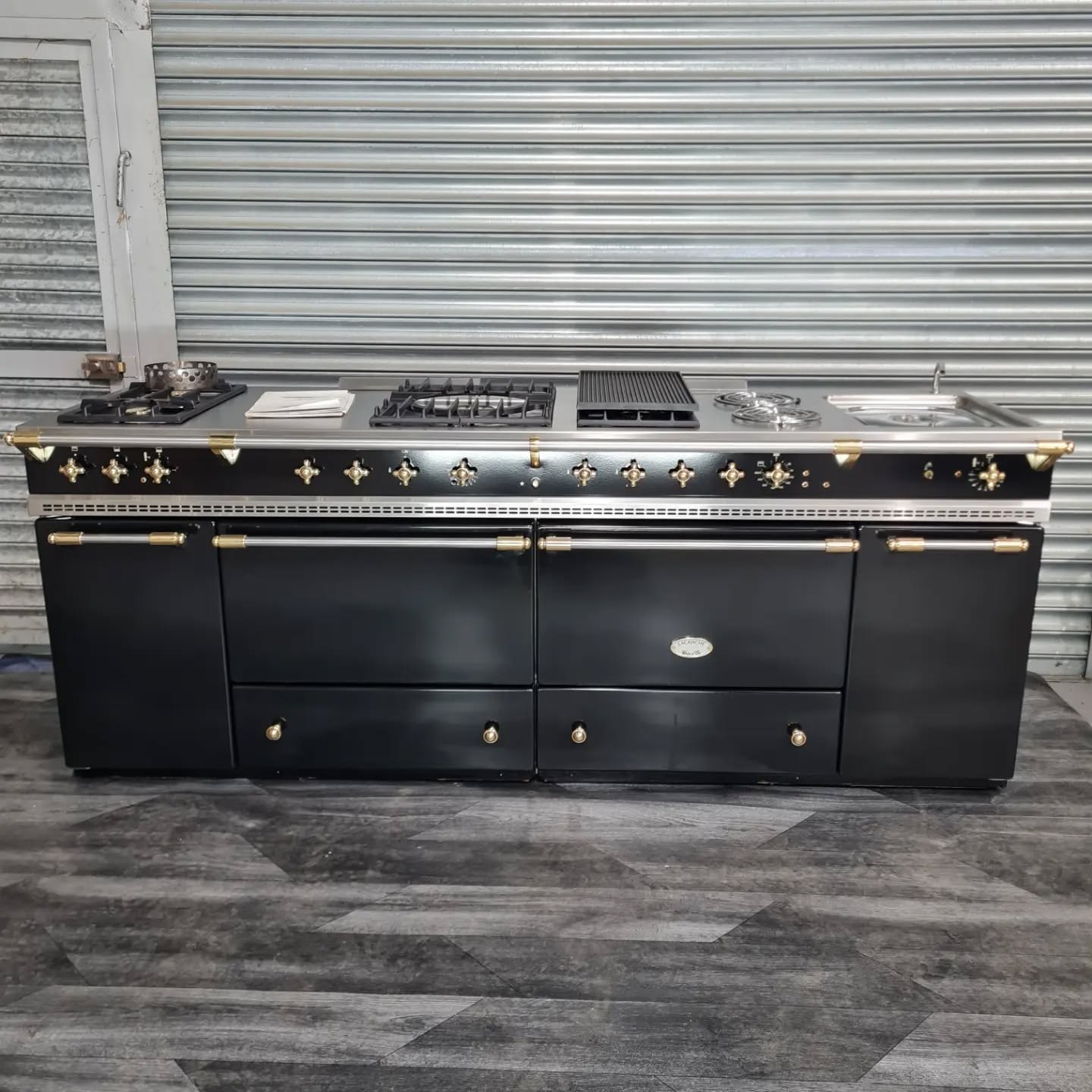 Lacanche Sully 2200
#lacanche #black #brass #anthracite #forsale #michelinstar #restaurant #class #luxury #luxurylifestyle #luxuryhomes #kitchendesign #kitchen #cooking #explore #explorepage #rare