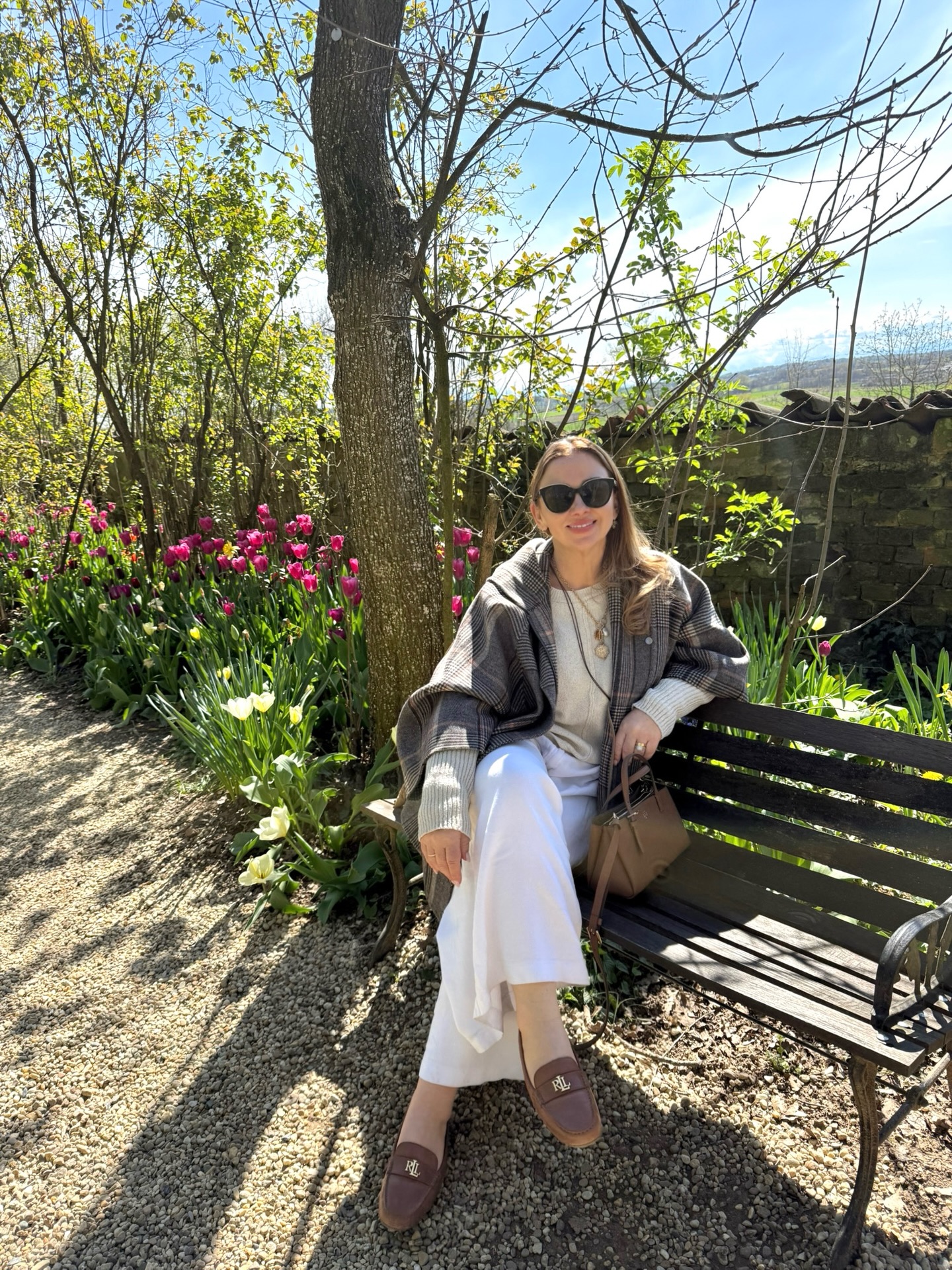 🌷Oggi è stata una domenica davvero speciale.
Ho visitato il giardino di tulipani al Castello di Pralormo: 130.000 tulipani in una composizione incredibile, come non avevo mai visto prima.
Oltre ai giardini e ai sentieri pieni di tulipani, molti erano completamente integrati nel paesaggio naturale, nel bosco, tra gli alberi, come se fossero sempre appartenuti a quel luogo. Un’esperienza totalmente immersiva, quasi surreale. Non avevo mai visto nulla di simile. Mi sono sentita dentro un bosco incantato, avvolta dalla bellezza dei fiori.
🌷 Today was such a special Sunday.
I visited the tulip gardens at Castello di Pralormo: 130,000 tulips in the most incredible composition, unlike anything I had ever seen before.
Beyond the formal gardens and tulip-lined paths, so many blooms were fully woven into the surrounding landscape, tucked into the woods, nestled among the trees, as if they had always belonged there.
It felt completely immersive, almost surreal.
I had truly never seen anything like it.
I felt as if I were walking through an enchanted forest, wrapped in the beauty of flowers, with snow-capped mountains in the backdrop.