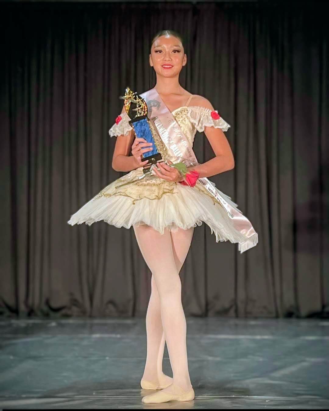🌸 Vivian Fan ✨
📍 Waihi Ballet Competition
At this Waihi Ballet Competition, Vivian showed strong consistency and stage presence across multiple Junior categories, earning recognition from the judges 👏
🏆 Most Promising (Junior Division)
🥉 Restricted Junior — 3rd Place
✨ Open Junior Variation — 4th Place
🏆 Most Promising Junior Variation — Winner
A steady performance across different sections, showing great potential and continued development 💫
#DanceCompetition #Ballet #YoungDancer #StagePerformance #NewZealandDance