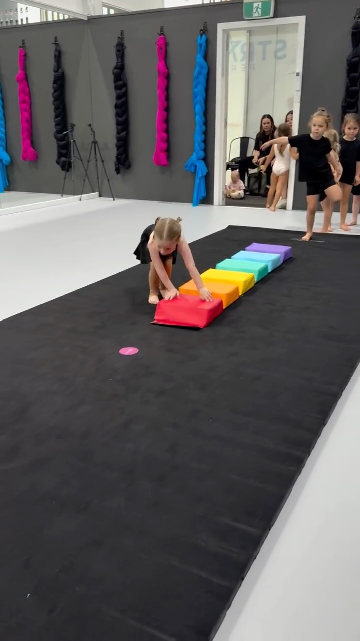 MINI ACRO ✨ we are so proud of how strong and brave our preschoolers are in their acro classes. Back bends, standing bridges, cartwheels, handstands and more! And some have only just started this year 😱
It’s not too late for your Pre Schooler to join us in being strong and confident in a acro classes. DM us now 💙