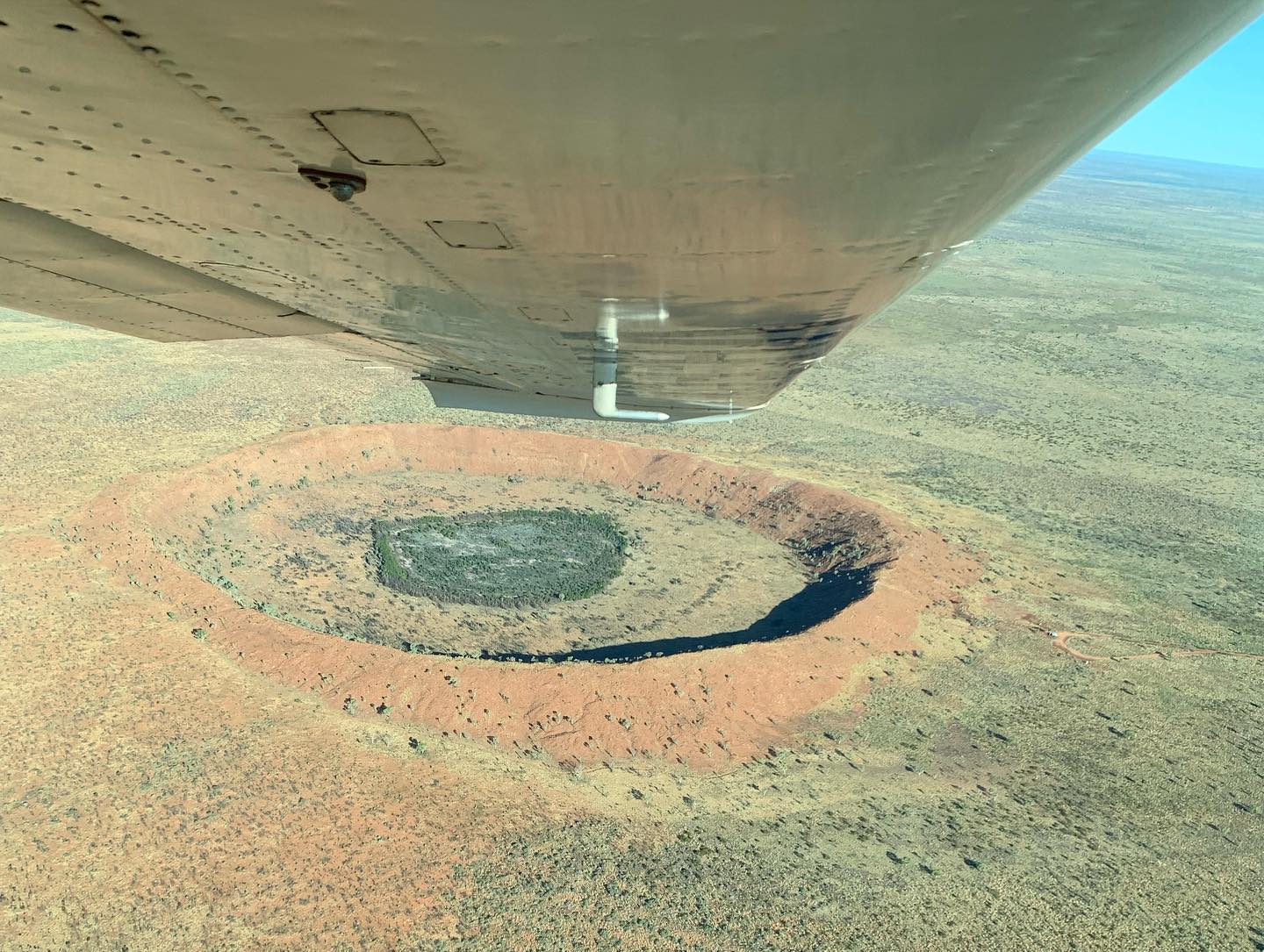 After a few days of wet weather we couldn’t turn down some sun and jump in FOK to travel down the Tanami on a scenic to the famous Wolfe Creek Crater ☀️⛰👀