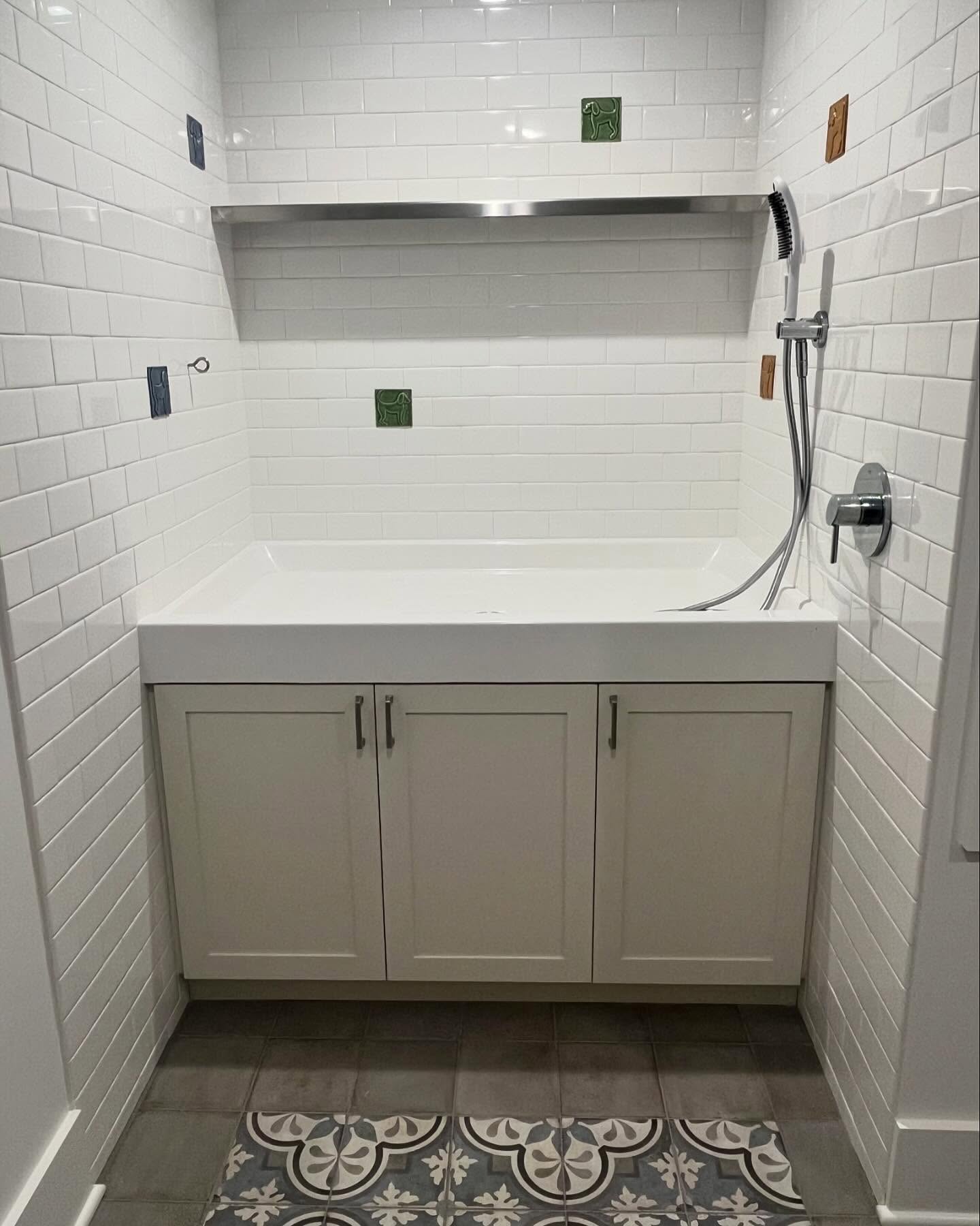 Custom in home doggy wash station. Lucky pup!
#customhomes #residentialremodeling #pnwbuilders
#seattlecontractor #dogwashstation #customcabinets