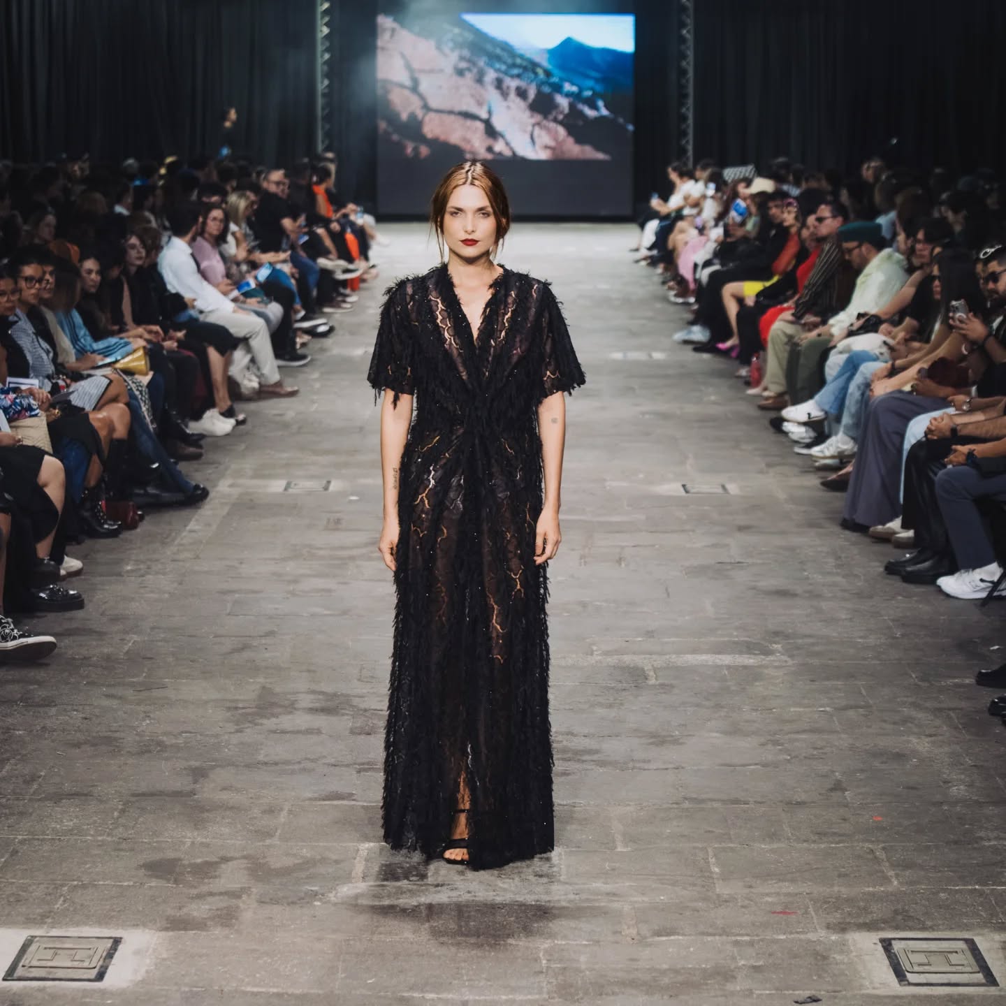 Encaje negro. Impacto en la sala.
Estrato. CRFW 2026
📷 @prismaticacr
#Estrato #EveValverdeAtelier #LujoSostenible #CRFW #HandPainted