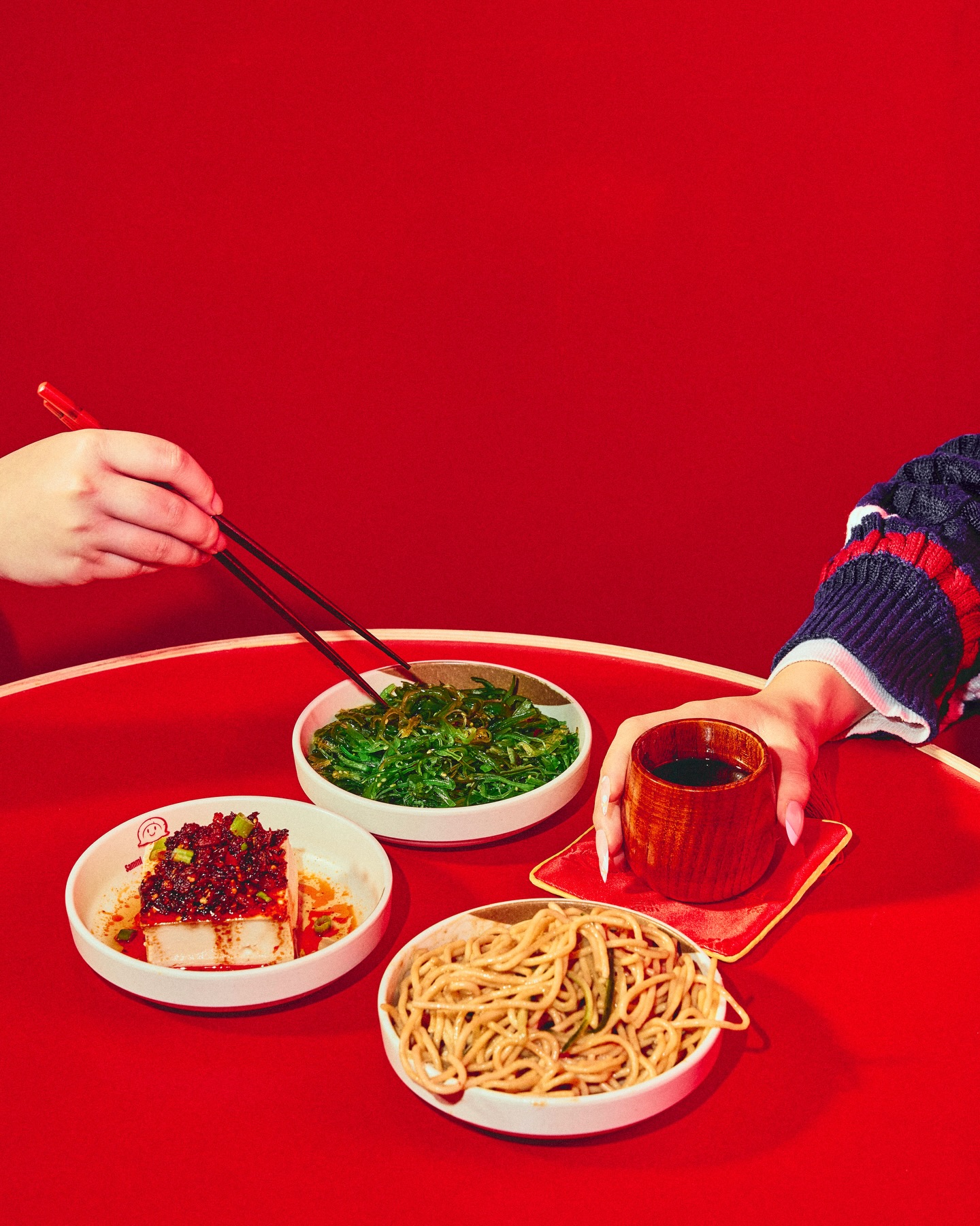 Le trio d’entrées par excellence ❤️🔥 notre salade d’algues rafraîchissante, notre tofu épicé et nos nouilles froides crémeuses au beurre d’arachide 🥢
The ultimate appetizer trio ❤️🔥 our refreshing seaweed salad, perfectly kicky spicy tofu, and our creamy cold noodles with peanut butter 🥢
#sammisoupedumpling #mtlfoodie #springfood #mtlatable #mtlfoodblog