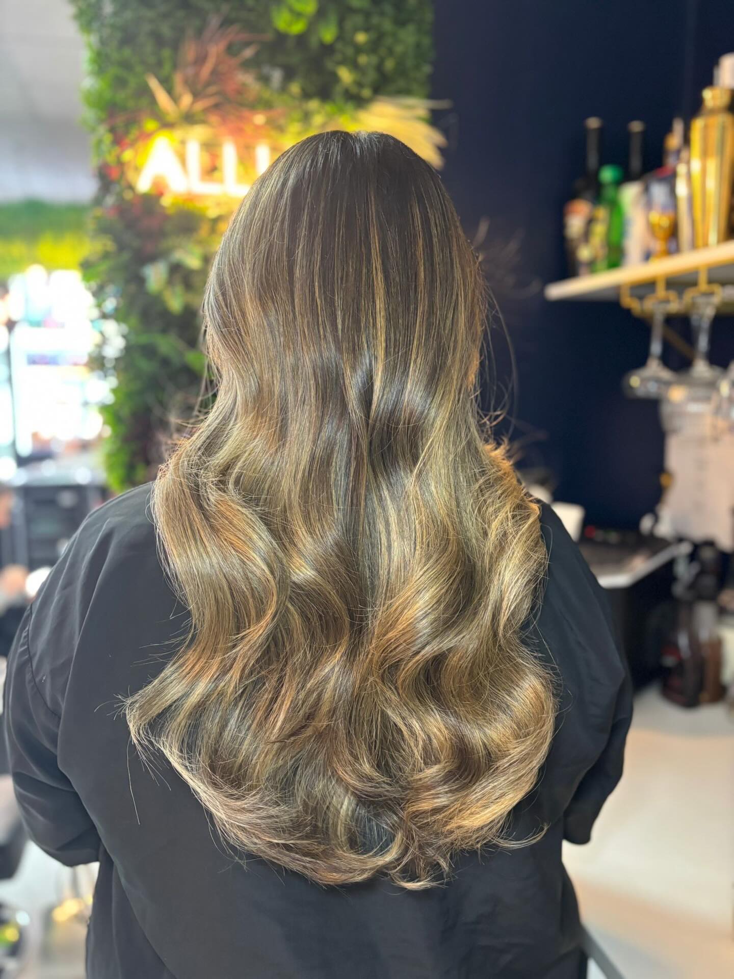 First time balayage and we kept it soft, natural, and glowing ✨🍯
Senior stylist Kara created a seamless blend into a beautiful honey blonde, enhancing her natural tones while adding dimension and movement.🫶🏻
Hair health was our top priority, using Kérastase to protect, nourish, and maintain that gorgeous shine 💫
@lorealpro @lorealpro_education_uki