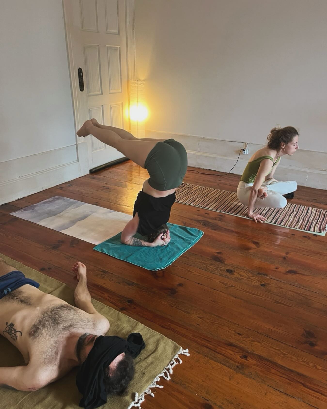 Cada pessoa pratica no seu próprio ritmo.
Na sala, todos fazem a mesma sequência, mas cada corpo tem o seu tempo.
As aulas Mysore são assim:
silenciosas, guiadas individualmente e profundamente pessoais.
Um espaço para aprender a escutar o corpo e construir uma prática consistente.
Vem experimentar. ✨
Segunda a Sexta-feira • 7:00-9:30
Seg/Qua/Sex • 18:15-20:15
#ashtanga #mysorestyle #yogapractice #yogaporto