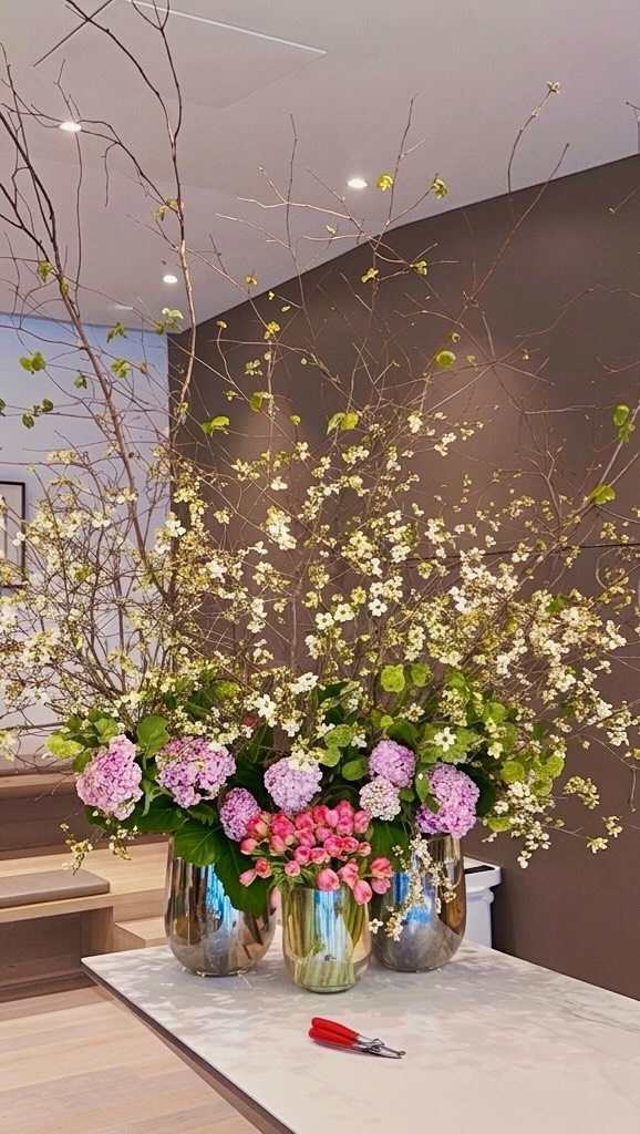 Flowers are for arranging… also for dueling.
#Ornamento #FloralDesign