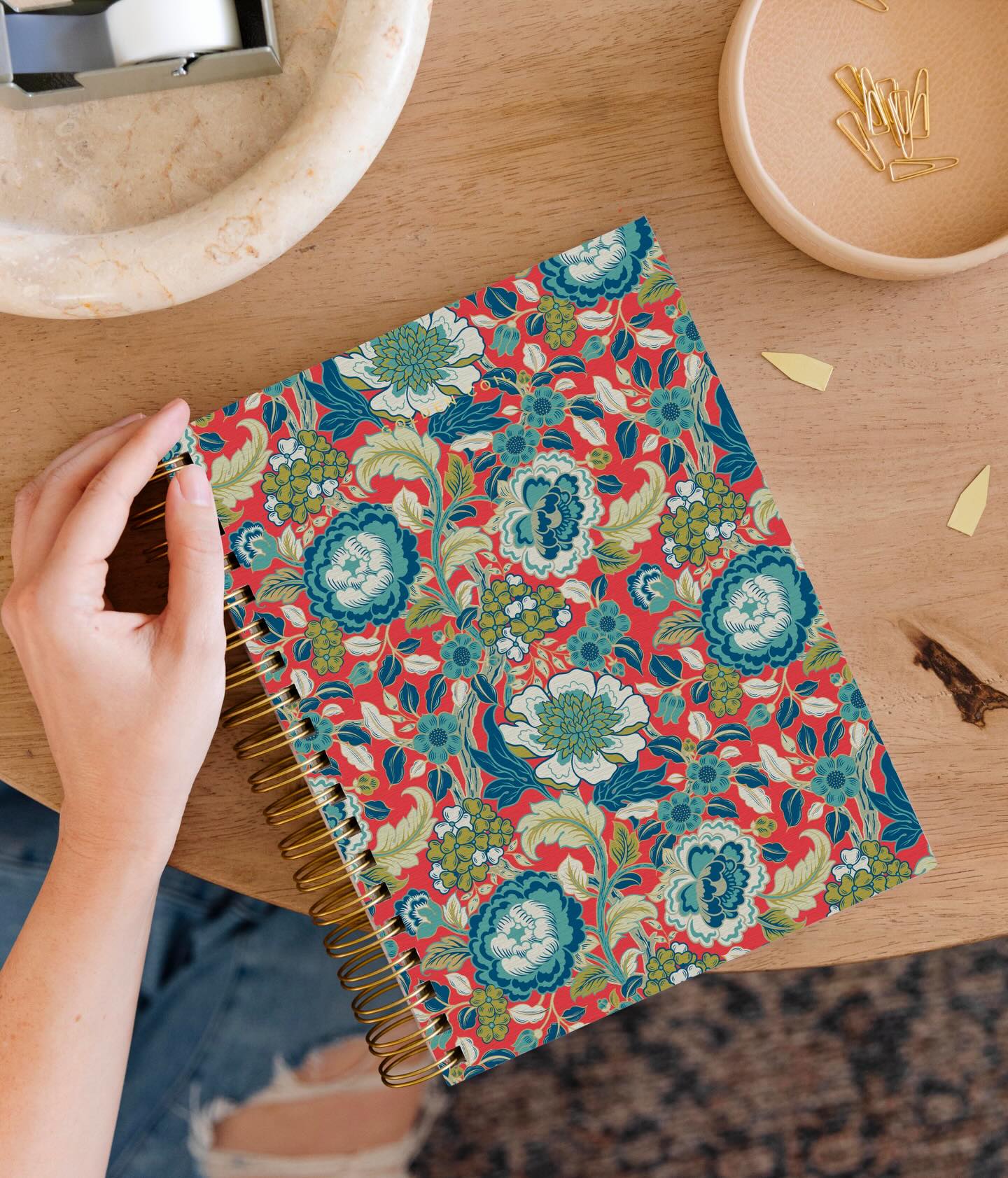 My entry for the #gcxdesign26 contest 🌿✨
A garden tapestry print with rich florals, intricate details, and a beautiful textured feel.
@golden.coil ❤️
.
.
.
#goldencoilplanners #goldencoilcontest #floralpattern #surfacepatterndesigner