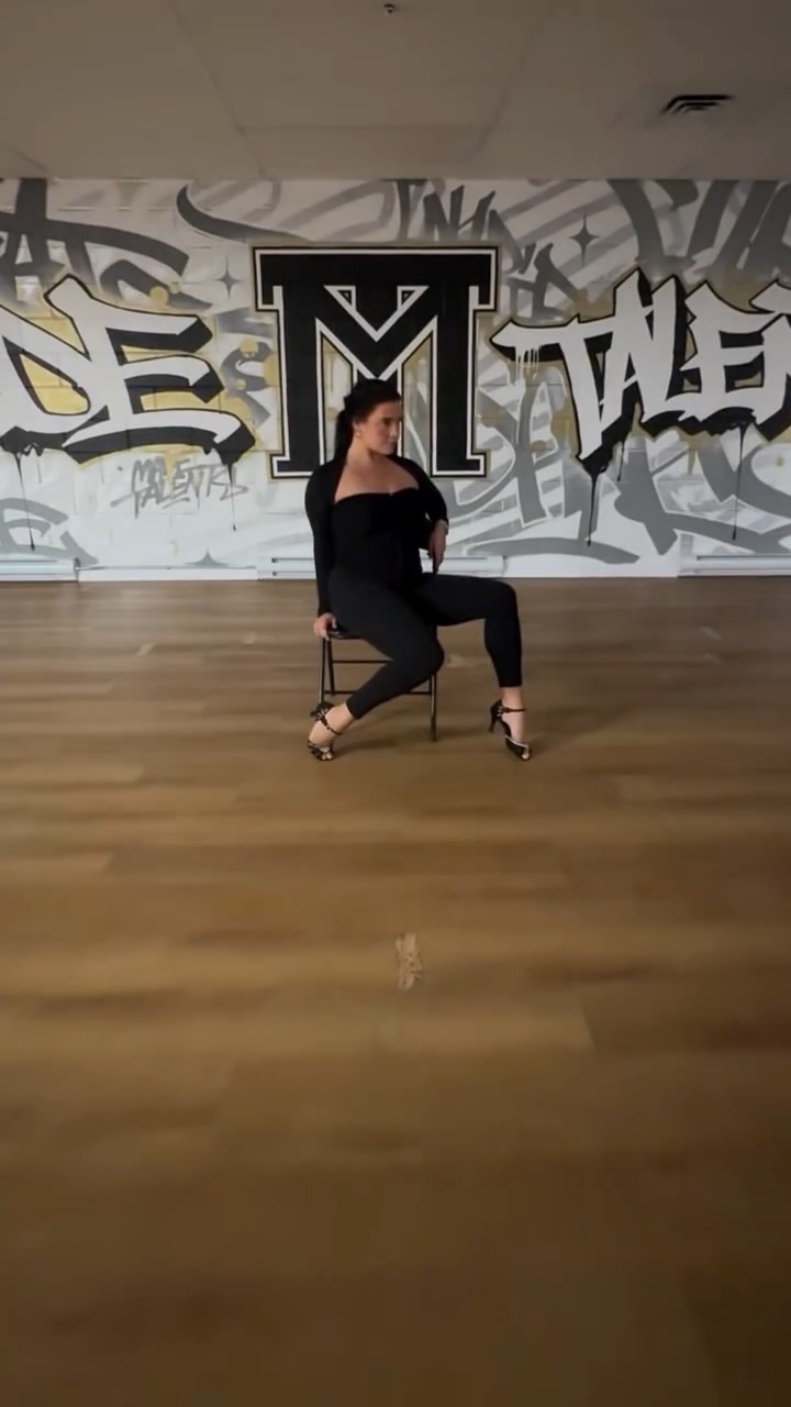 There will always be something so very satisfying about watching dancers really move in accordance to the music 🙂↕️ we had such a blast with this Jazz Hot Hit, can’t wait for the next one! Choreo by our amazing instructor @kelsea.mackenzie
.
.
.
#chairdance #madetalents #hothits #vancouverdancers #vancouverdanceclass