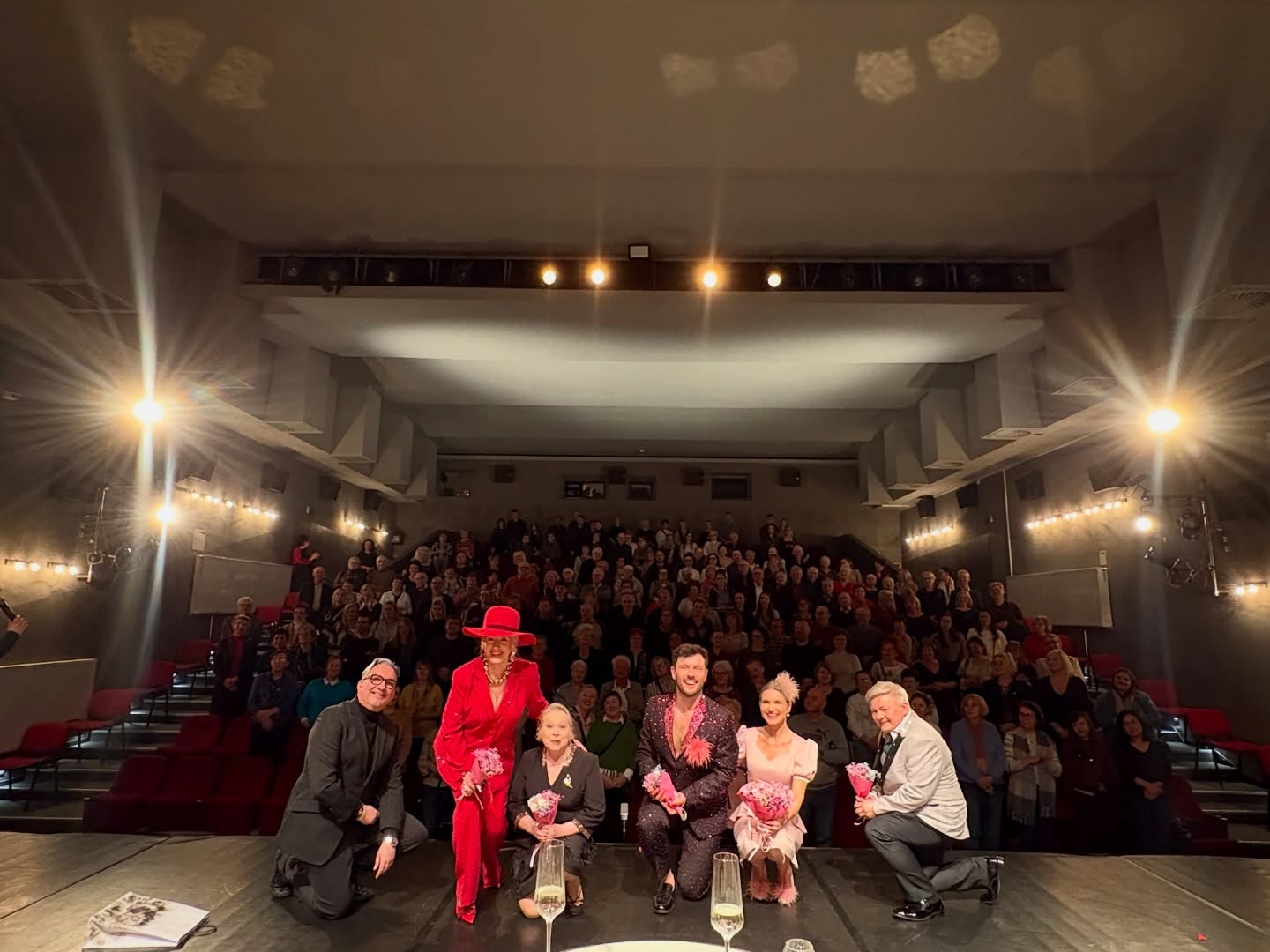 Ten weekend ma dla nas szczególne znaczenie ❤️
Świętujemy Międzynarodowy Dzień Teatru — święto wszystkich ludzi sceny: aktorów, twórców… ale przede wszystkim Was — naszych Widzów.
Bo teatr istnieje tylko wtedy, gdy spotykamy się razem.
Teatr to miejsce, w którym człowiek spotyka człowieka. I właśnie to spotkanie jest jego największą siłą.
Dziękujemy, że możemy tworzyć z Wami teatr — teatr emocji, uśmiechu i wspólnego przeżywania.
Wczoraj świętowaliśmy w Centrum Kultury w Jędrzejowie, w ramach Jędrzejowskiej Sceny TeTaTeT — dziękujemy wspaniałej publiczności za ciepło i obecność.♥️
Dziś wróciliśmy do Kielc — i zagraliśmy przy pełnej widowni na scenie Kieleckiego Centrum Kultury. To ogromna radość i wzruszenie.🥹
Ten wyjątkowy czas spędzamy z naszym najnowszym spektaklem „A więc to miłość” autorstwa Stephana Eckela, w tłumaczeniu Jacka Kaduczaka, w reżyserii Mirosława Bielińskiego.
To opowieść o miłości, tożsamości, tolerancji i odwadze bycia sobą — ukryta pod płaszczem komedii, która daje radość, wytchnienie i… coś do przemyślenia.
Dziękujemy za każde dobre słowo, za spotkania po spektaklach, uśmiechy i uściski.🥰
To dla nas bezcenne.
Kochani — jutro ostatnia szansa, by zobaczyć spektakl w marcu!
📍 Godzina 16:00
Do zobaczenia w teatrze 🎭